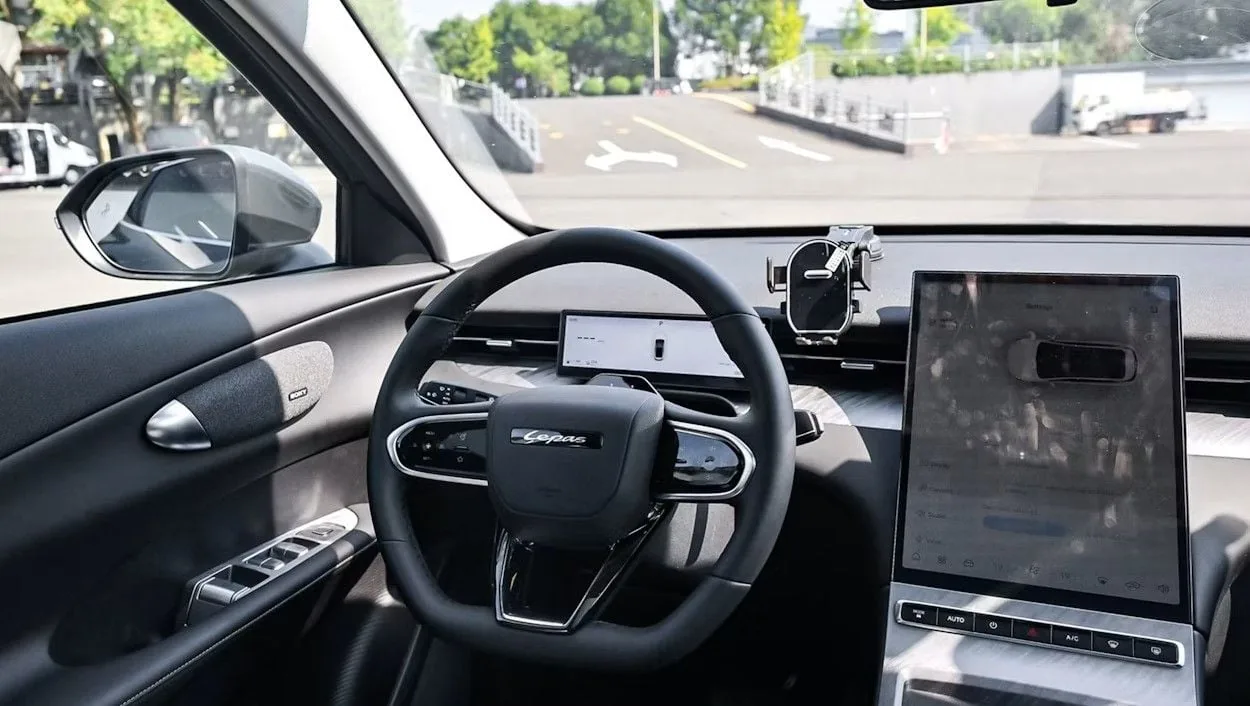 Interior del Lepas L6 con volante Lepas y pantalla vertical de 13,2 pulgadas