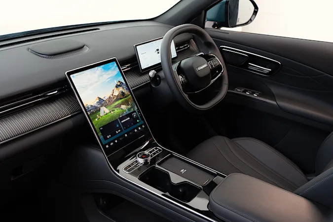 Interior oficial del Lepas L8