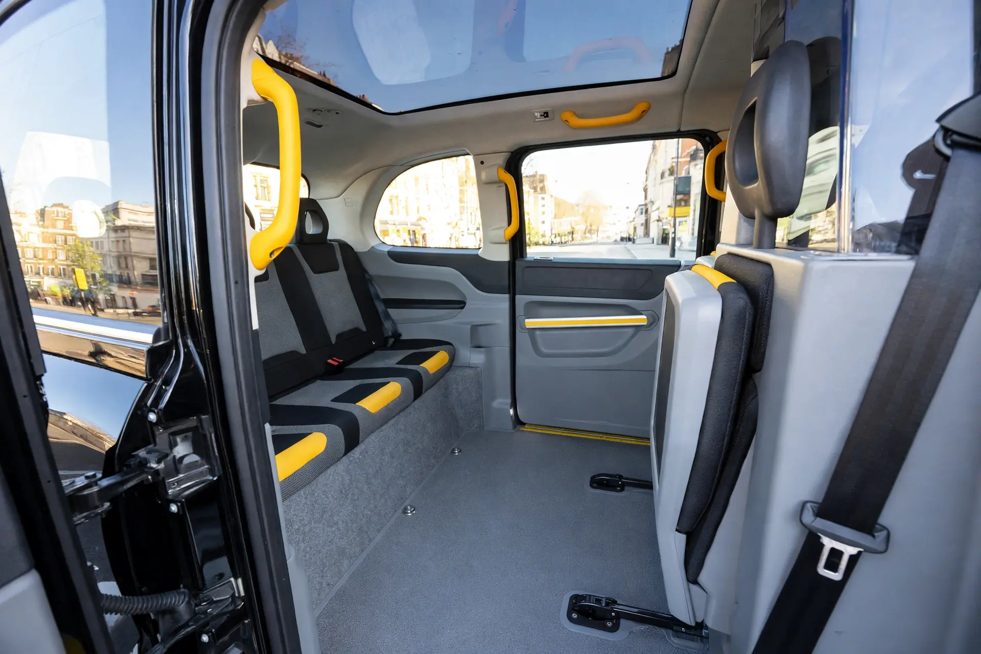 Interior del LEVC TX: cabina de pasajeros con techo panorámico