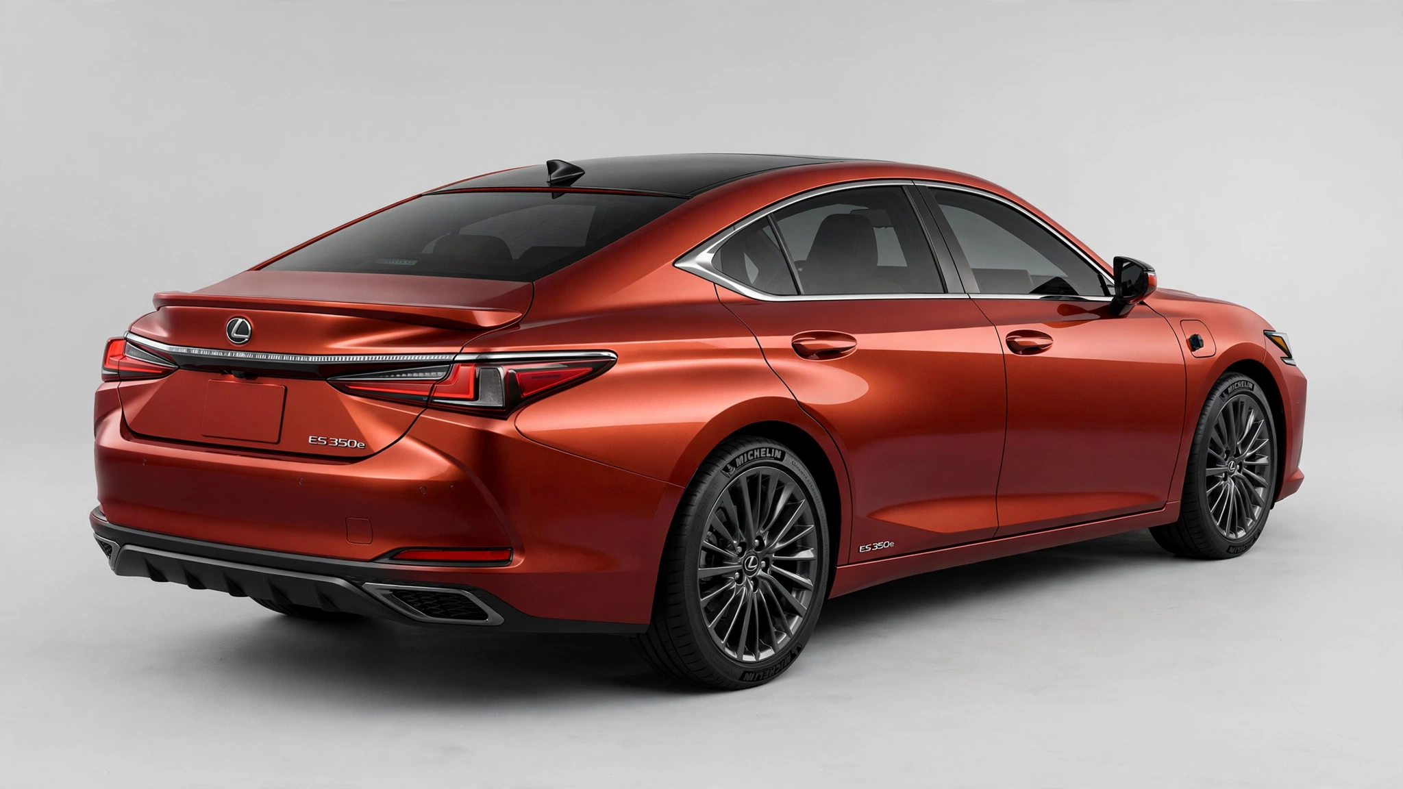Lexus ES 350e 2026, vista trasera tres cuartos