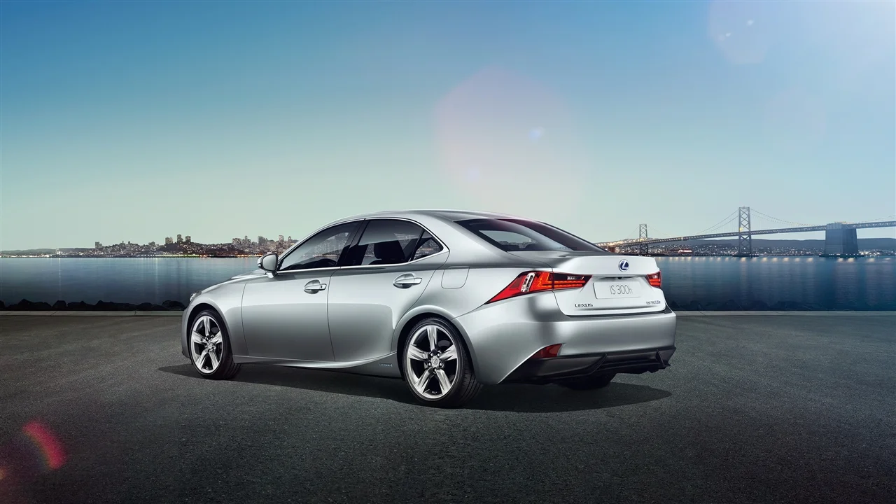 Lexus IS 300h 2021 — vista exterior