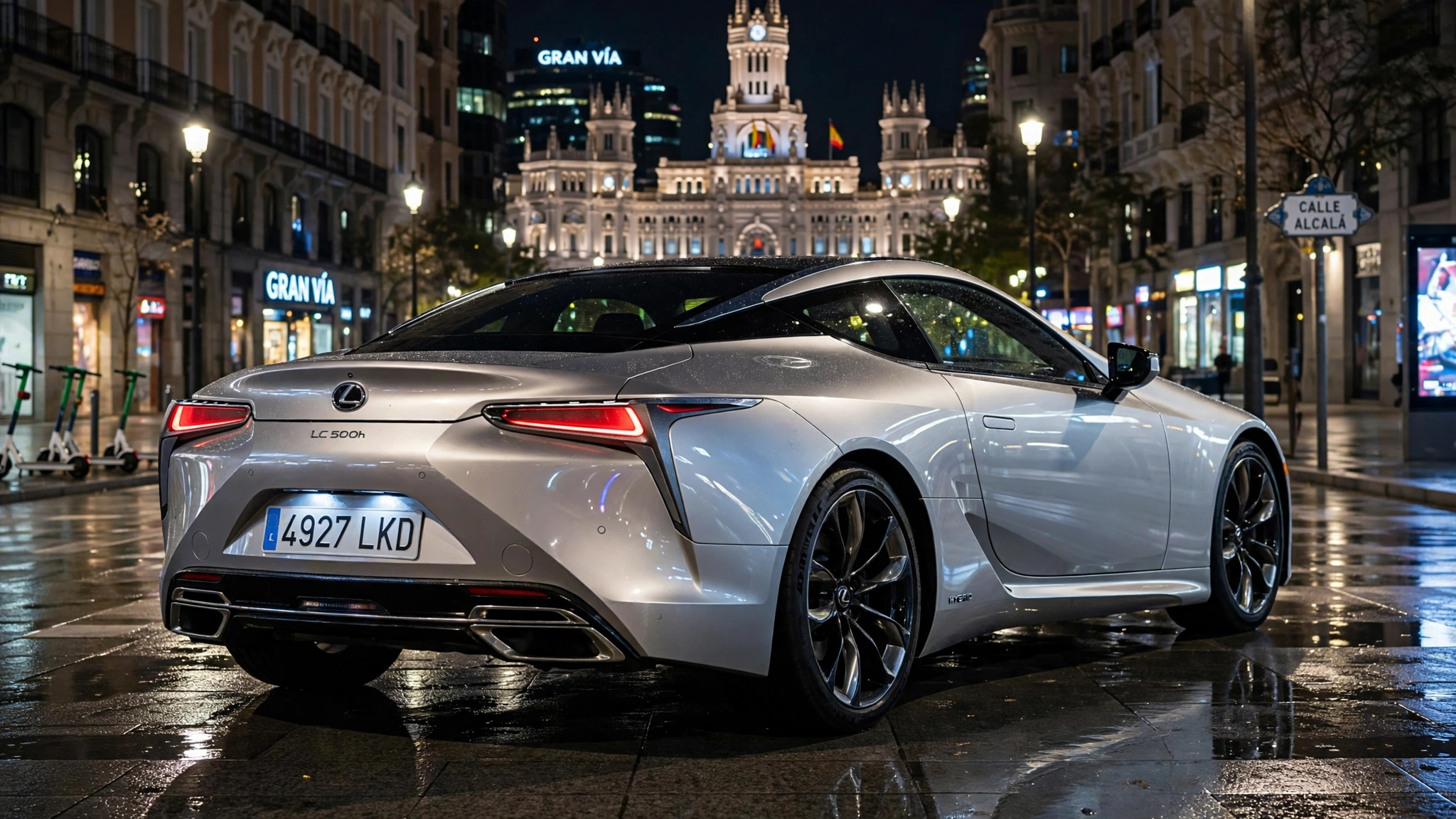 Lexus LC 500h plateado de noche en Madrid
