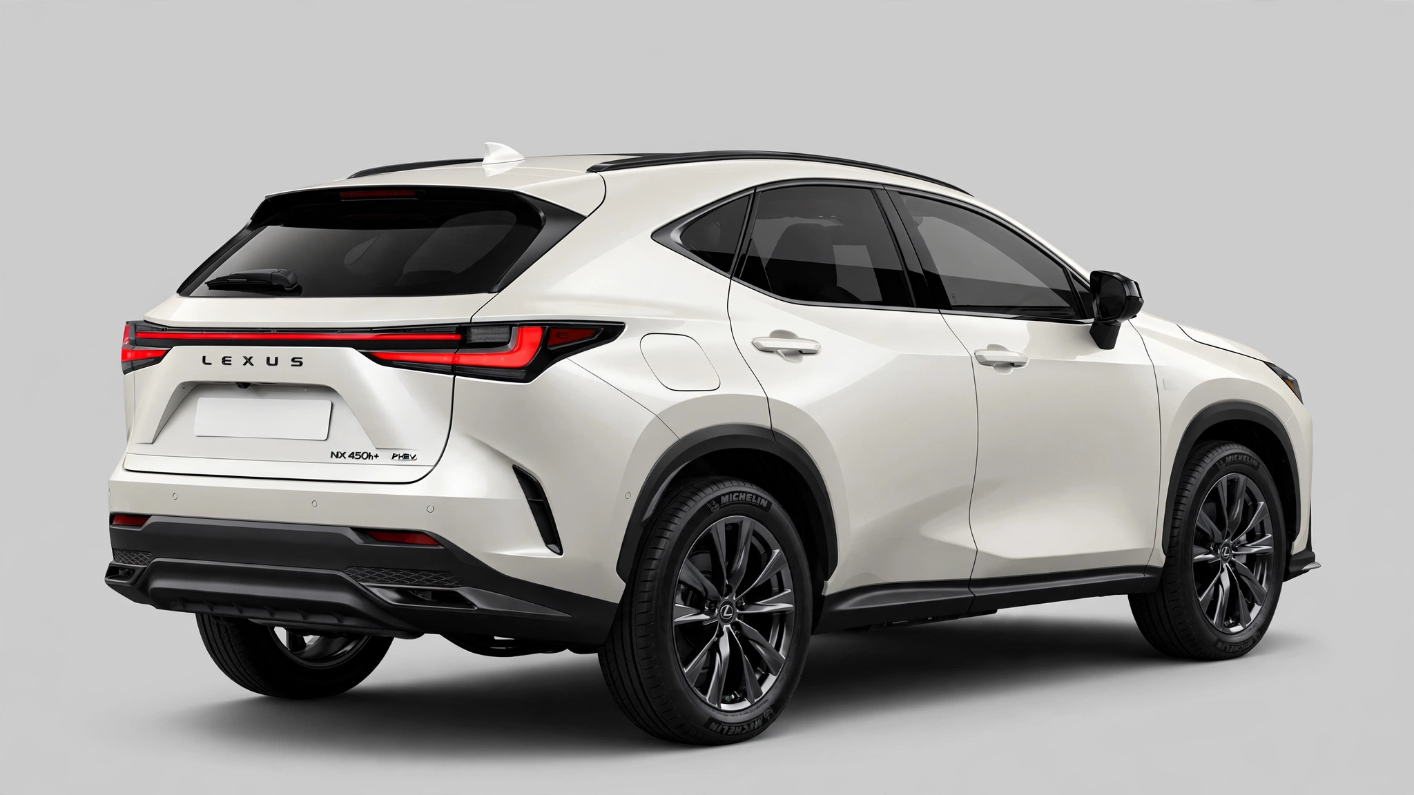 Lexus NX 450h+, vista trasera tres cuartos