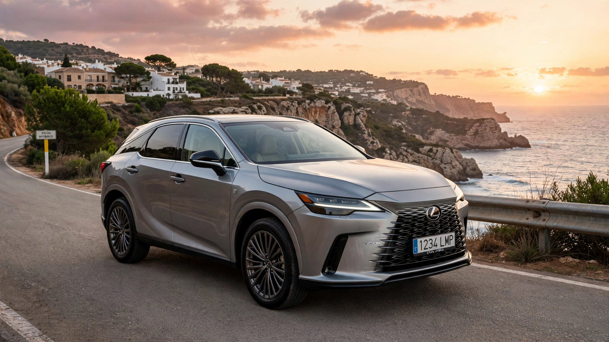 Lexus RX 350h gris en una carretera de costa