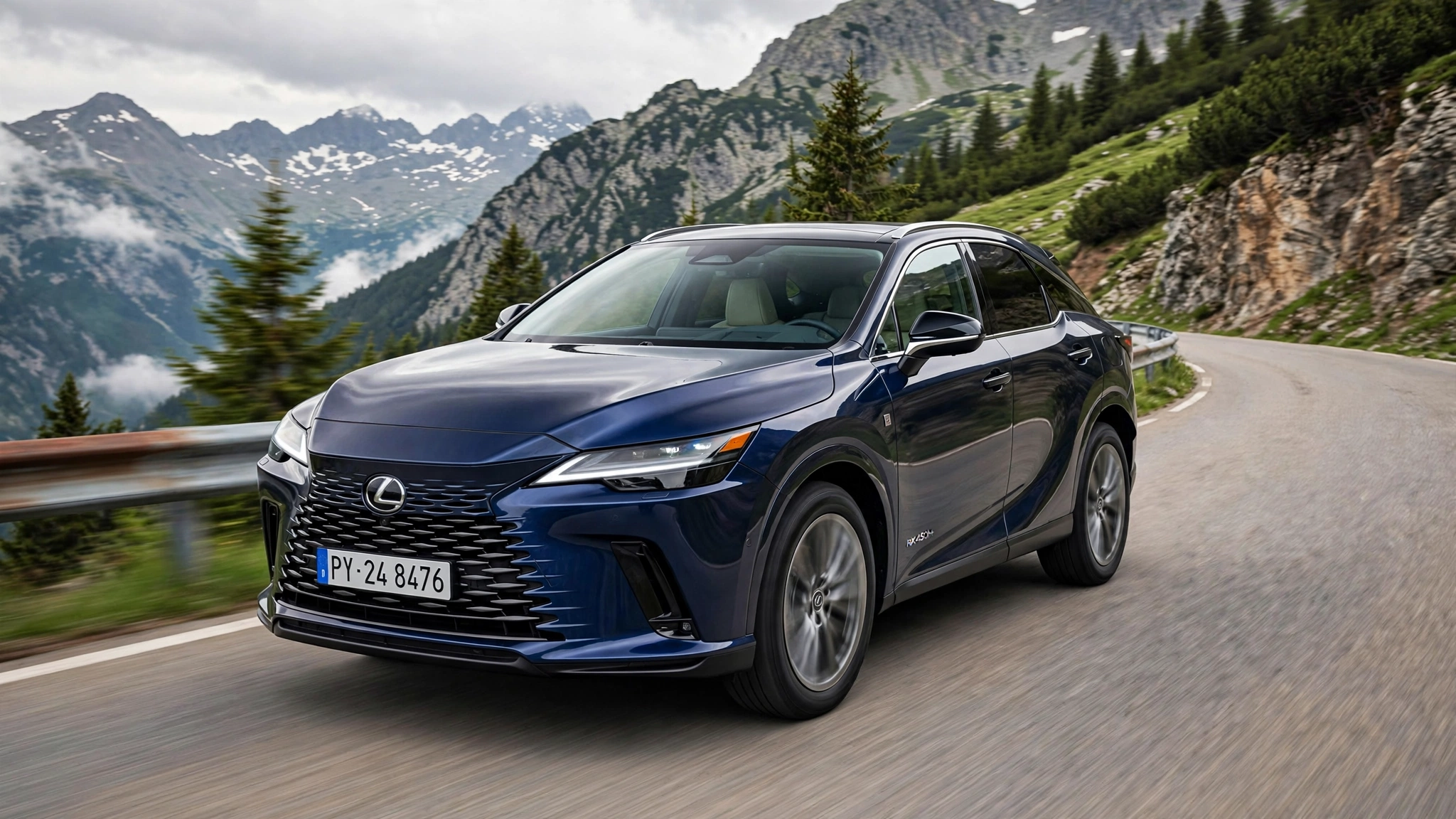 Lexus RX 450h+ azul en una carretera de montaña