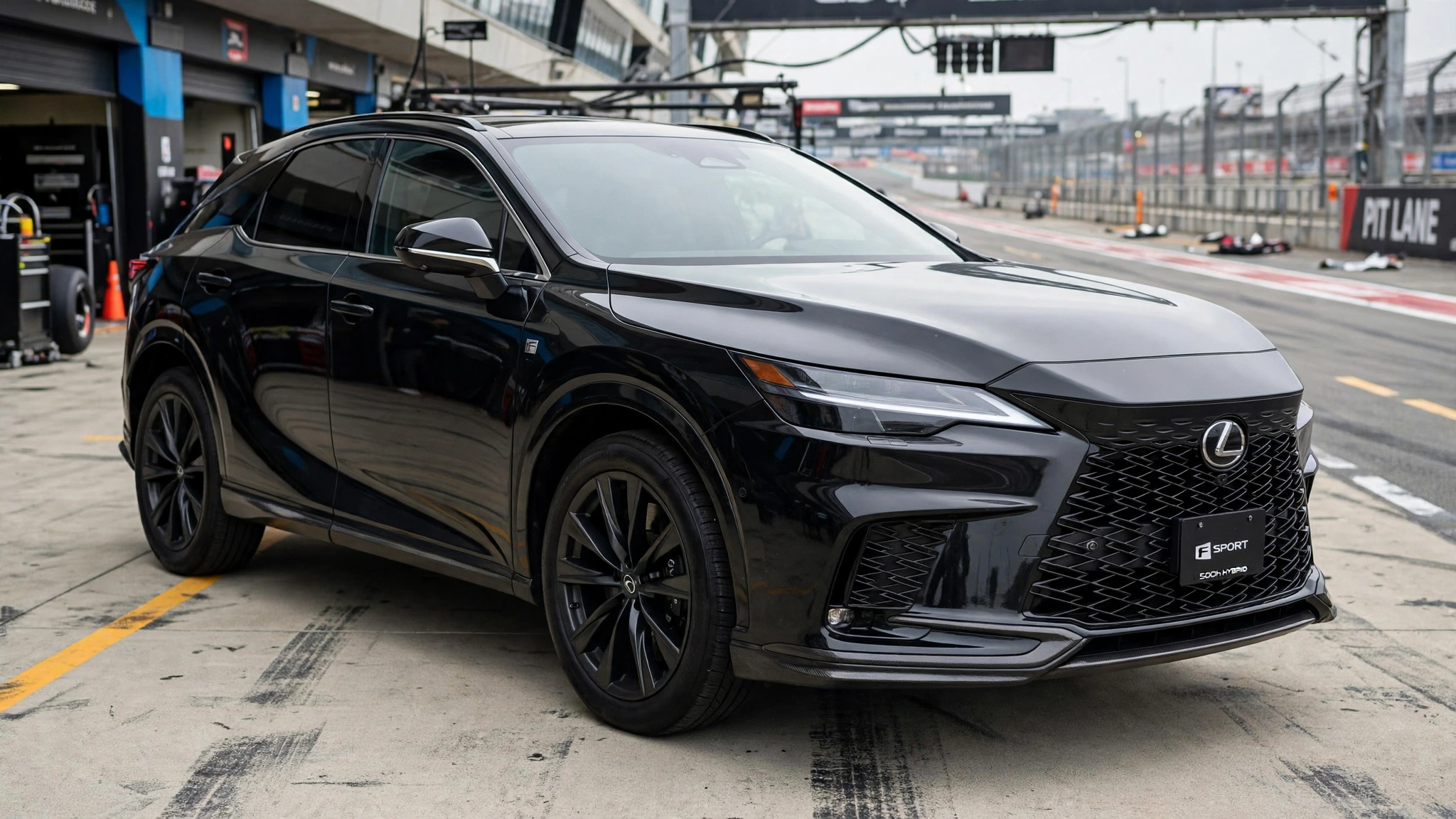 Lexus RX 500h F Sport negro en un circuito