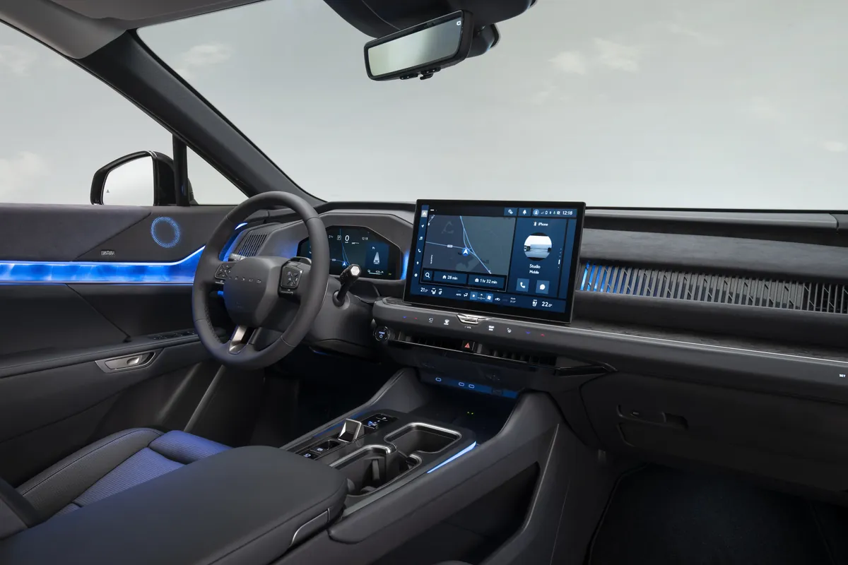 Interior oficial del Lexus TZ