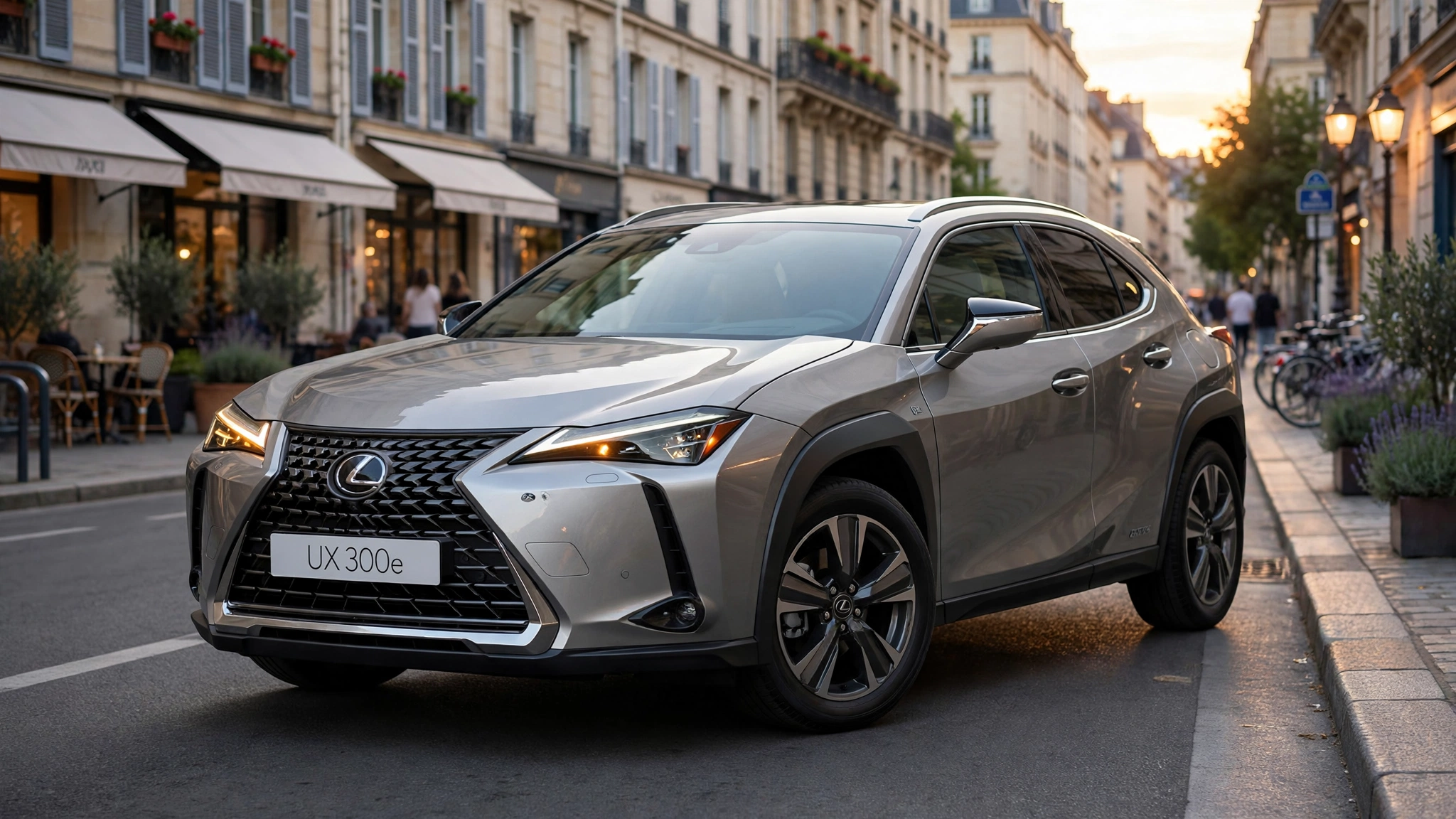Lexus UX 300e eléctrico gris titanio en una calle europea