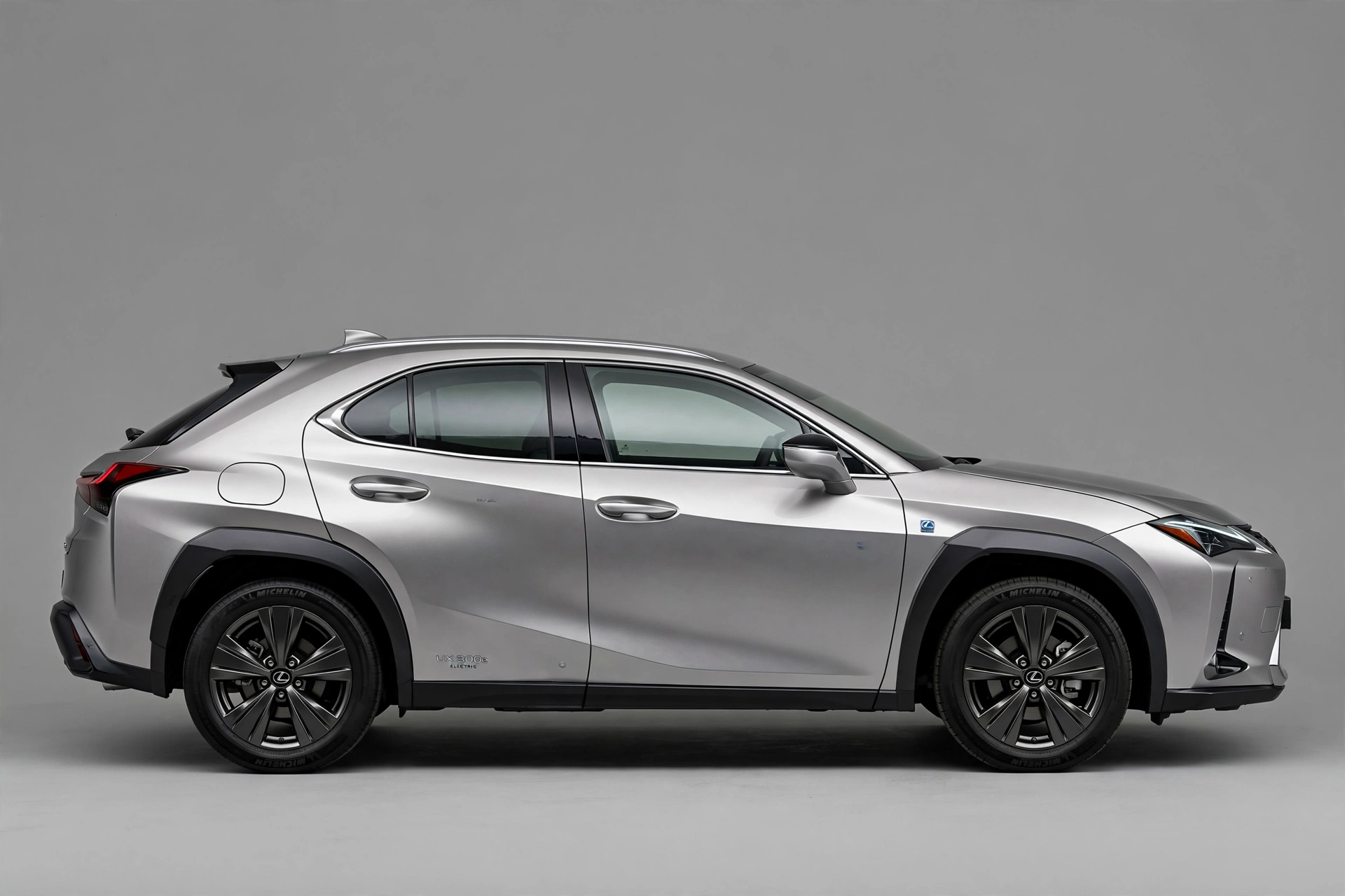 Lexus UX 300e eléctrico, vista lateral