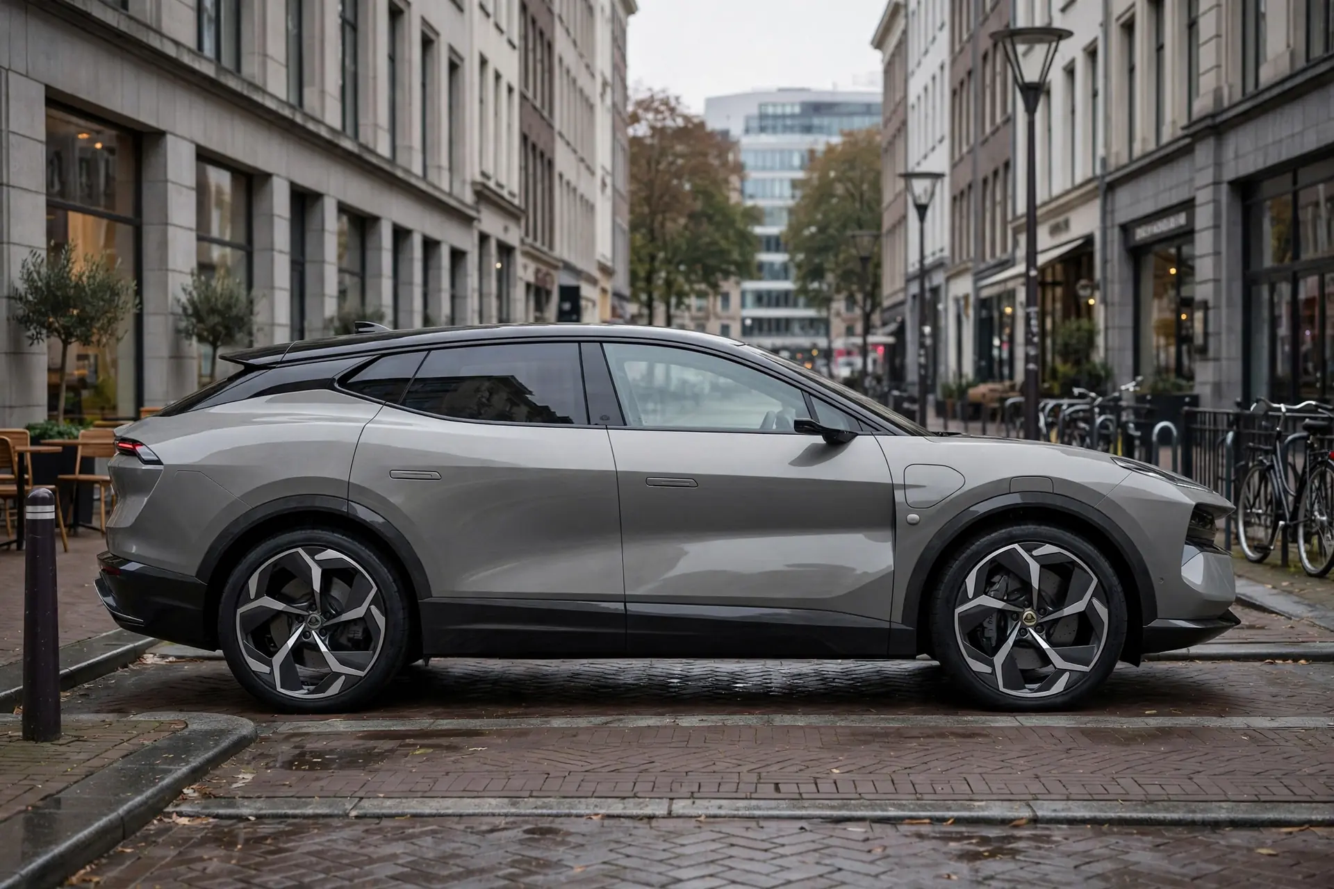 Lotus Eletre X H550, vista lateral en ciudad