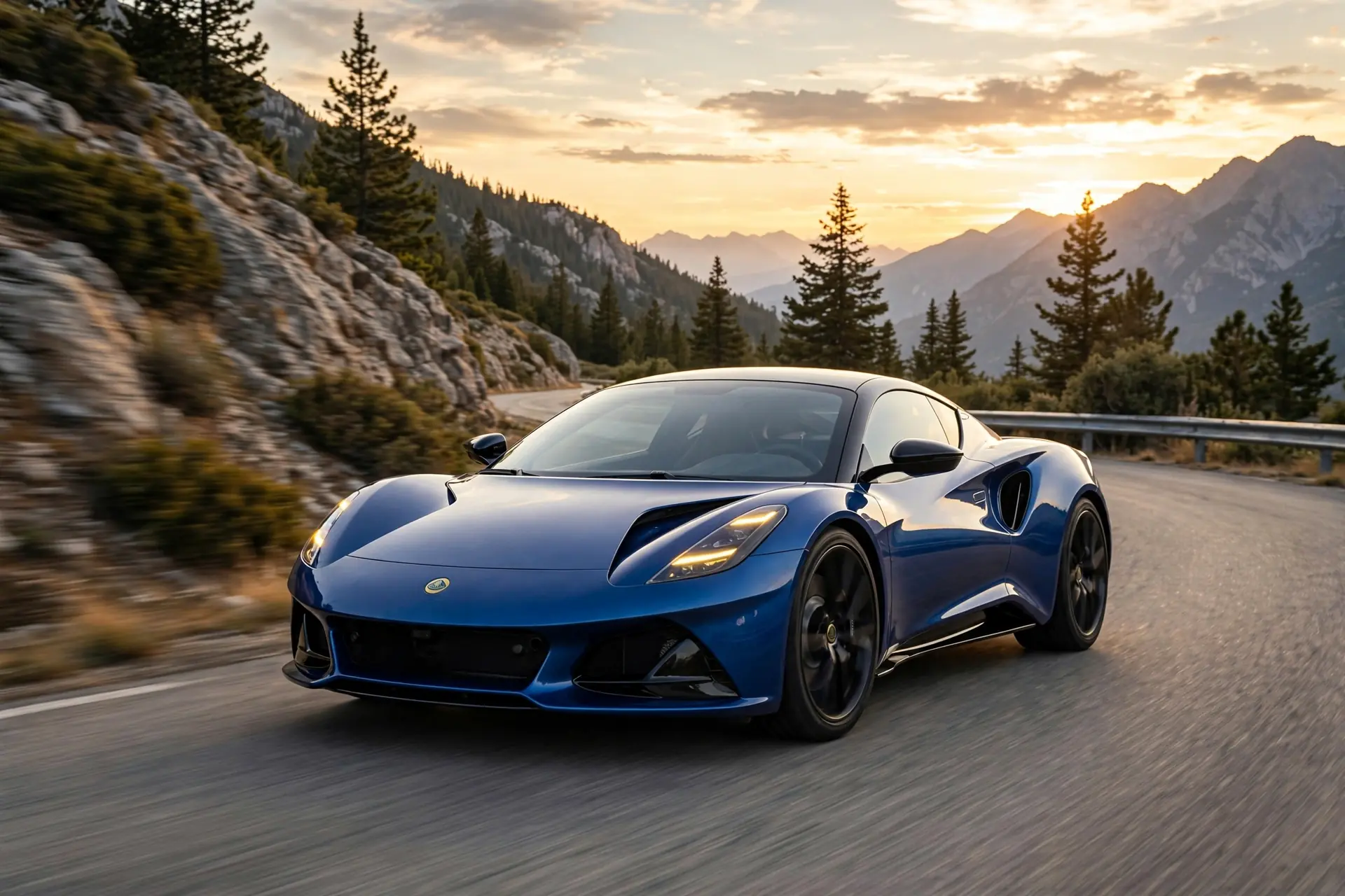 Lotus Emira Turbo azul, tres cuartos delantero en carretera de montaña