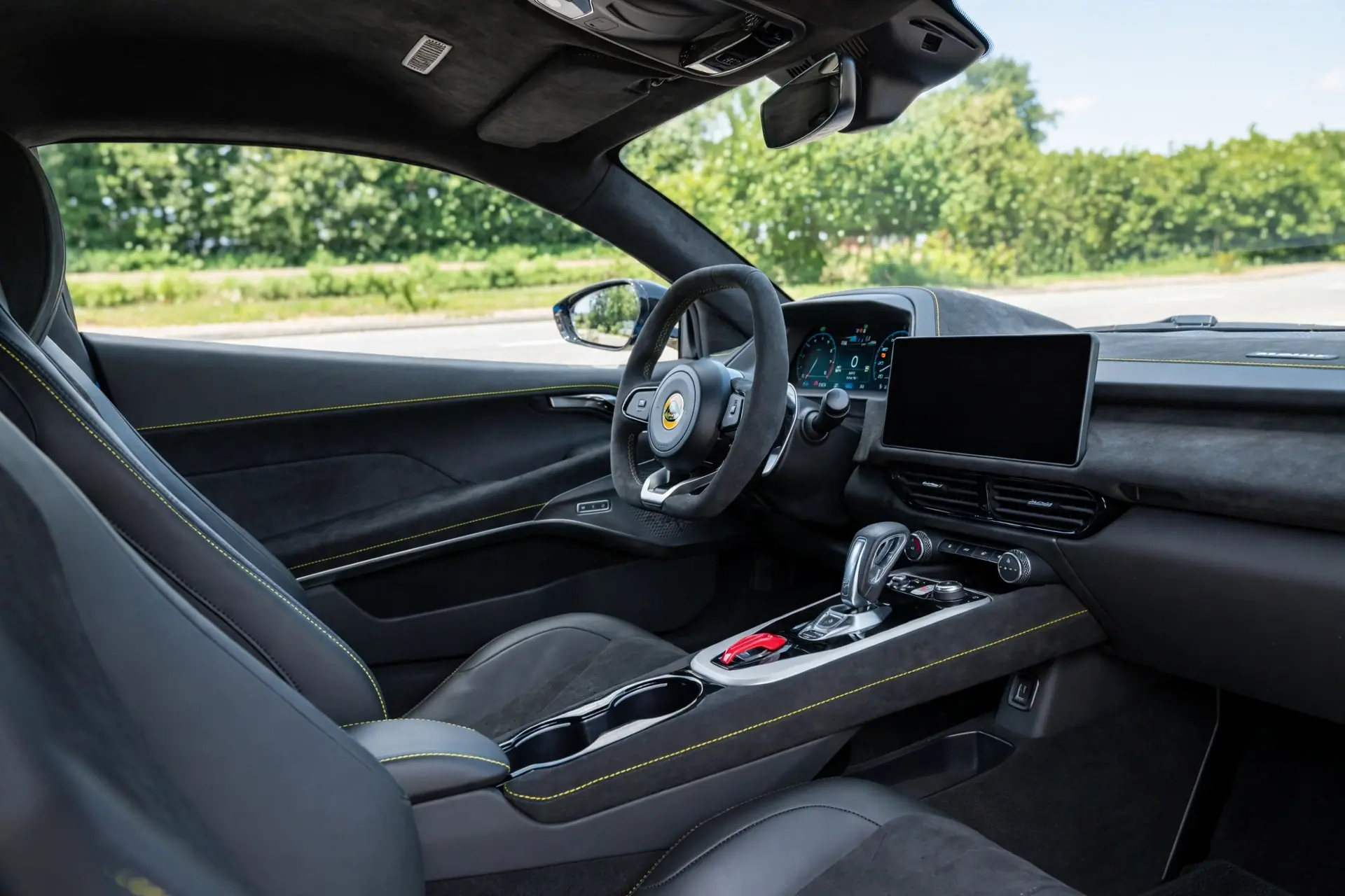 Interior oficial del Lotus Emira Turbo SE