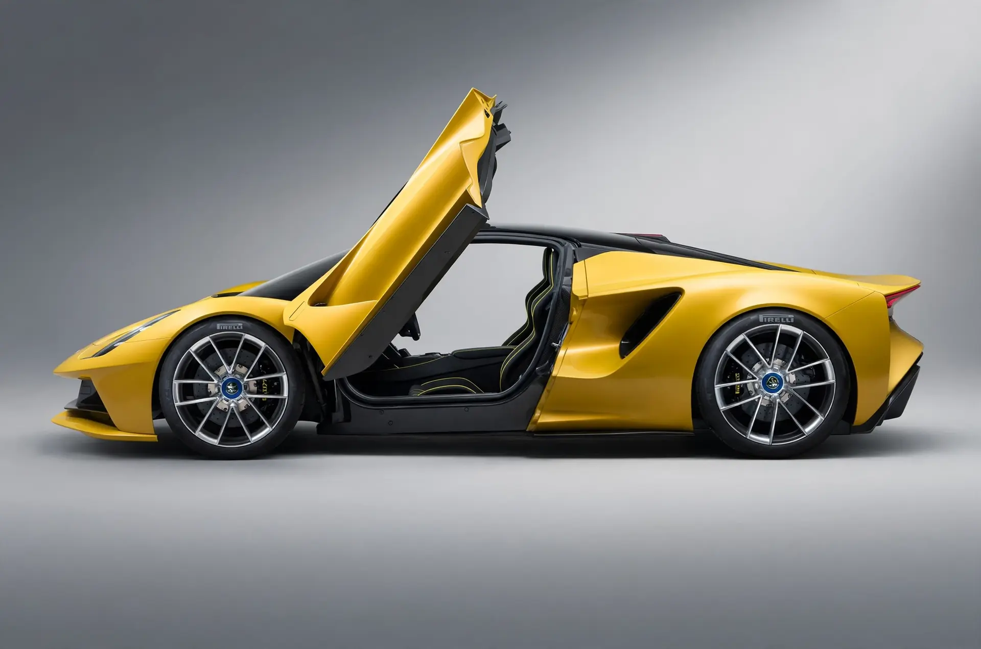 Lotus Evija, vista lateral con puertas de mariposa