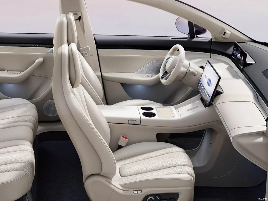 Interior oficial del Luxeed R7