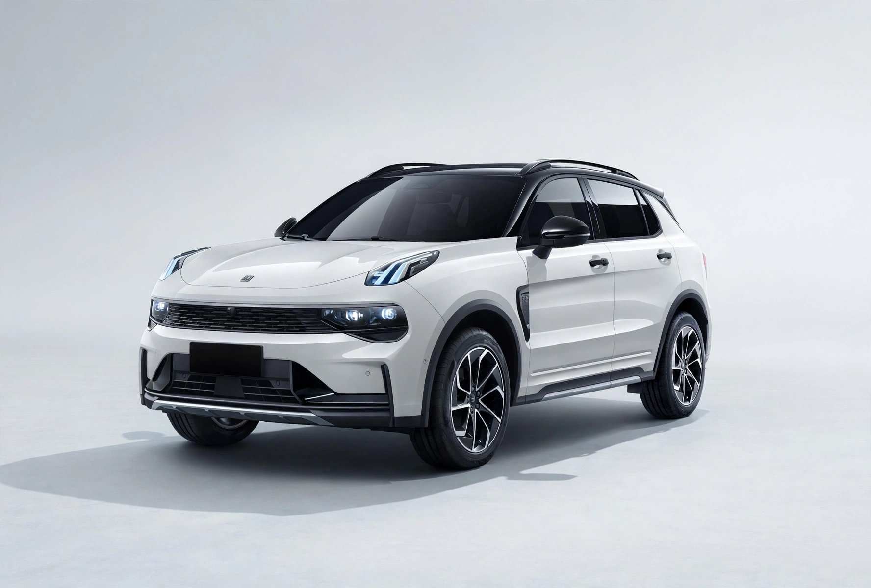Lynk & Co 01 PHEV blanco, vista tres cuartos delantera