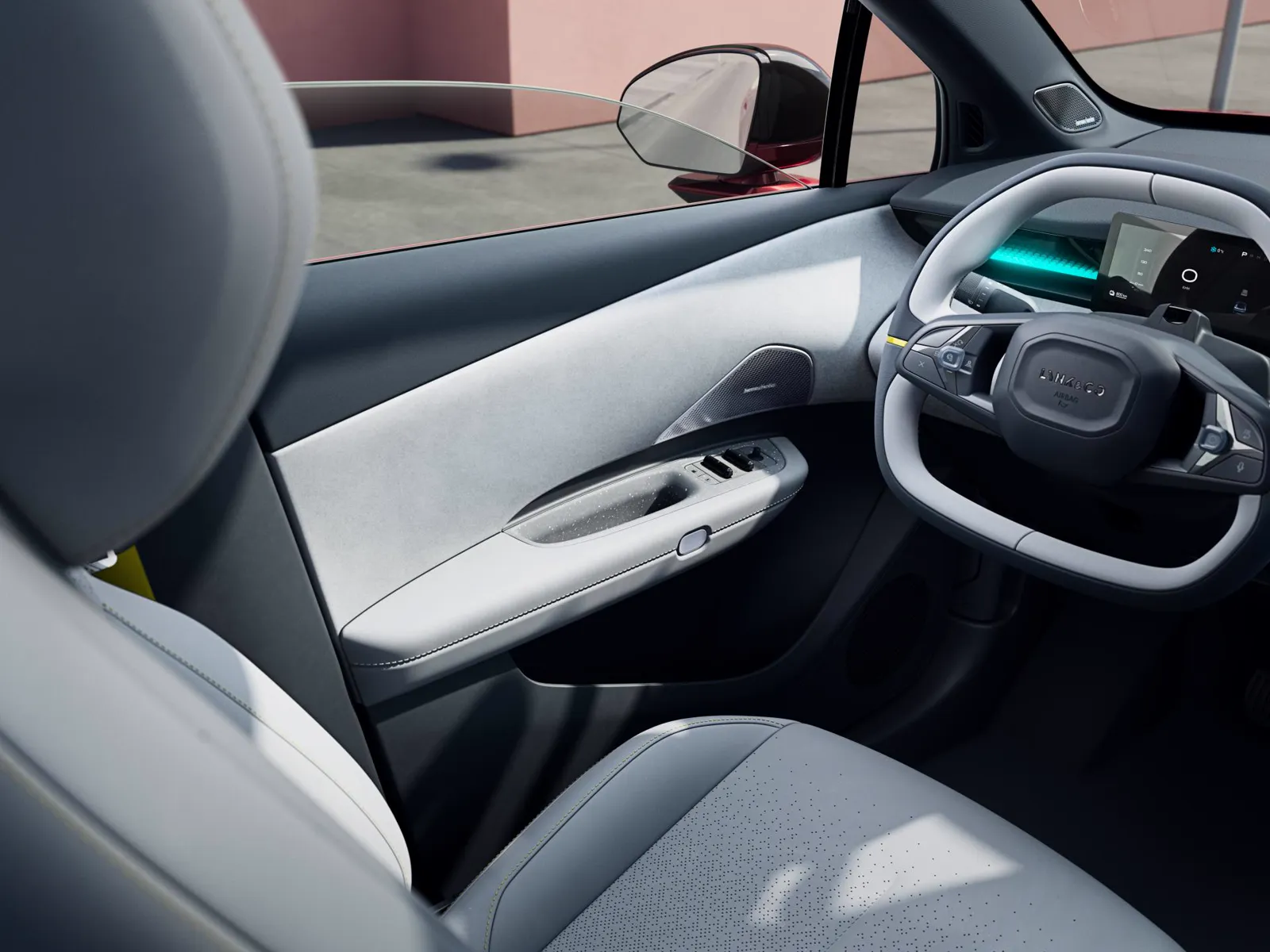 Interior oficial del Lynk & Co 02