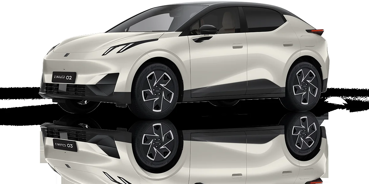 Lynk & Co 02 blanco lateral con reflejo en espejo