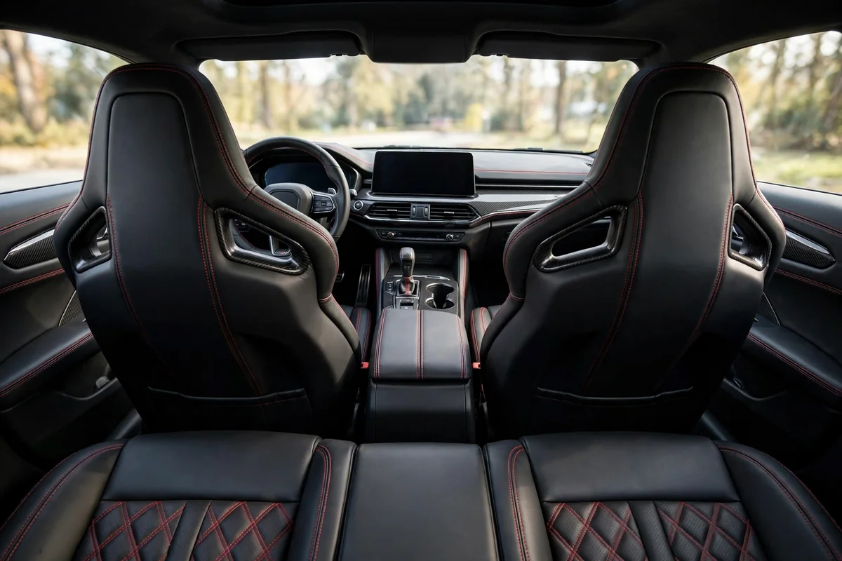 Interior del Lynk & Co 03+ con asientos deportivos tipo baquet