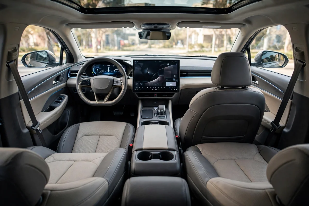 Interior del Lynk & Co 06 EM-P con pantalla de 14,6 pulgadas