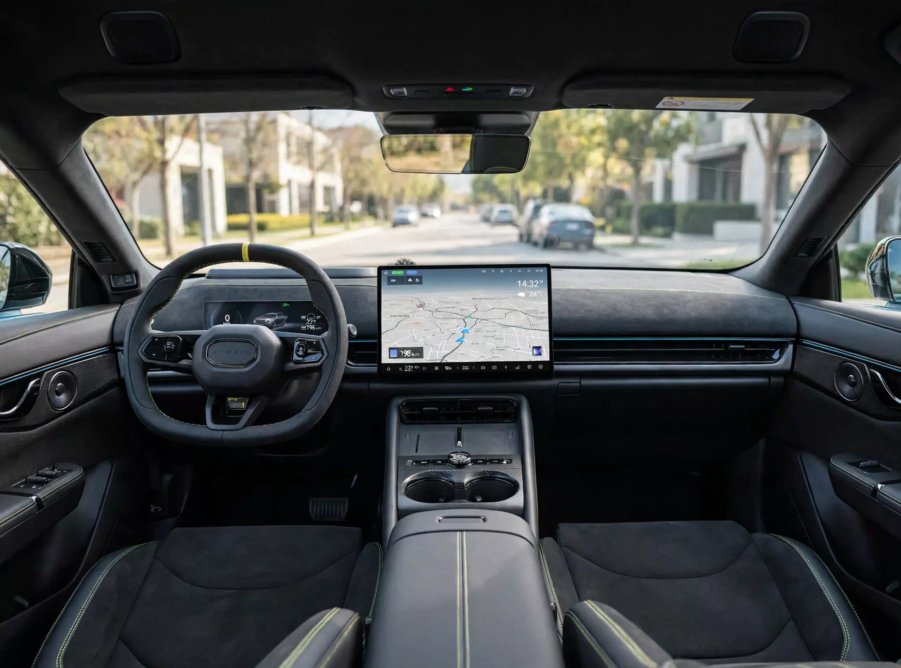 Interior del Lynk & Co 07 GT con pantalla táctil central, imagen editorial