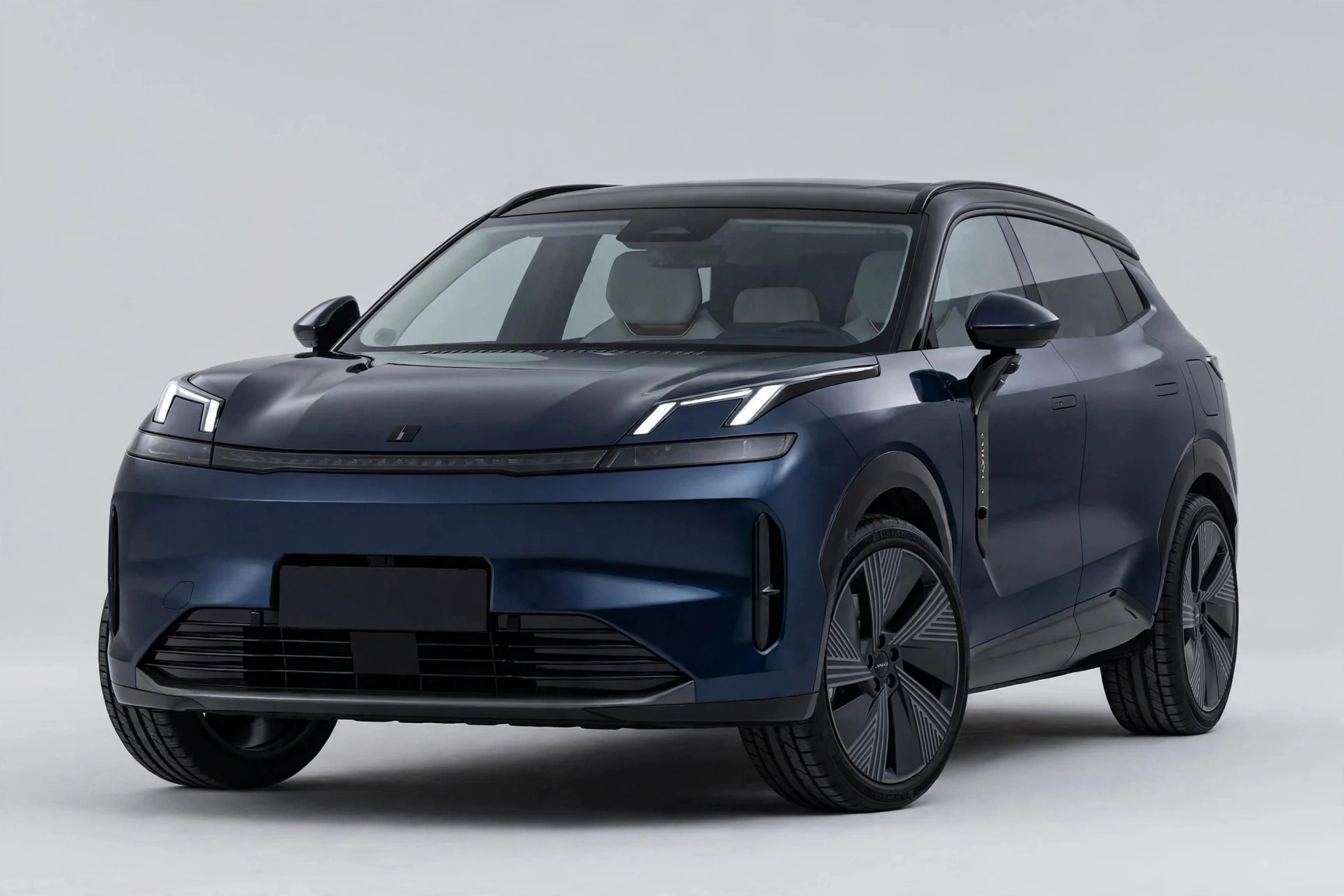 Lynk & Co 08 PHEV azul oscuro, vista tres cuartos delantera