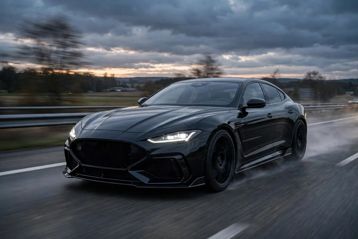 Maserati Ghibli Trofeo negro en autobahn
