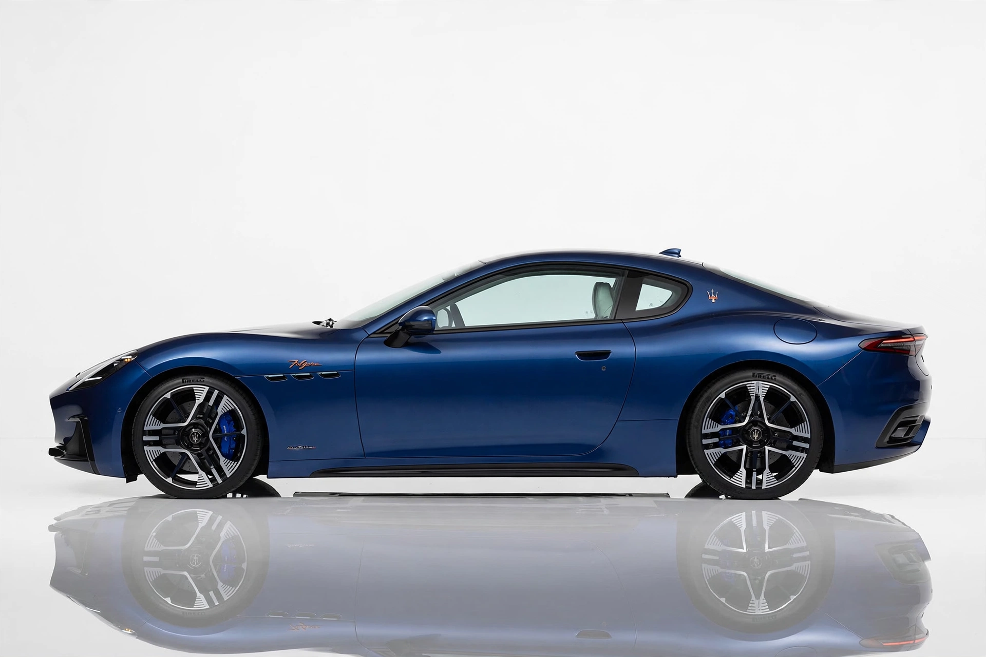 Maserati GranTurismo Folgore 2027 azul, vista lateral en estudio