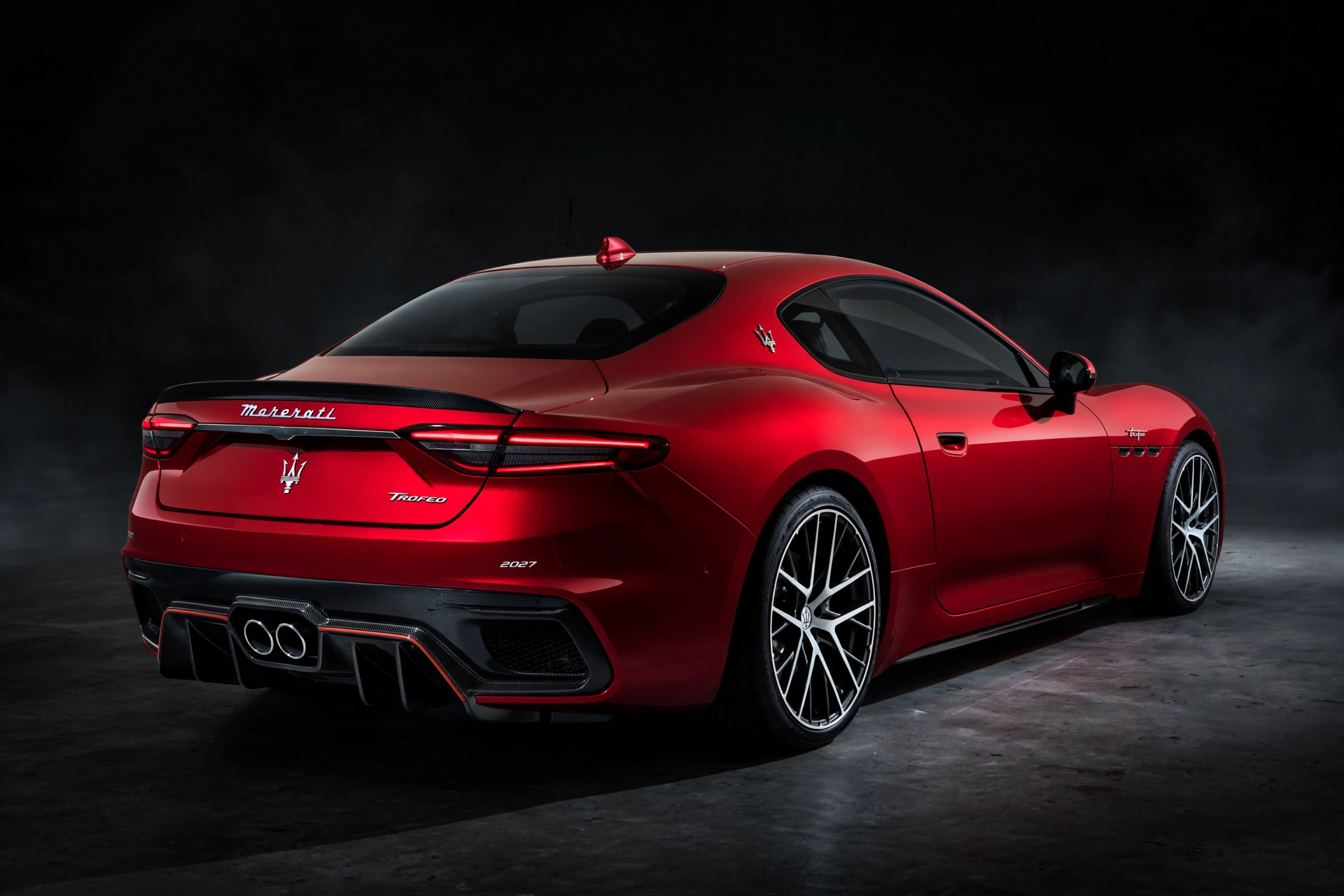 Maserati GranTurismo Trofeo 2027 rojo, vista trasera en estudio
