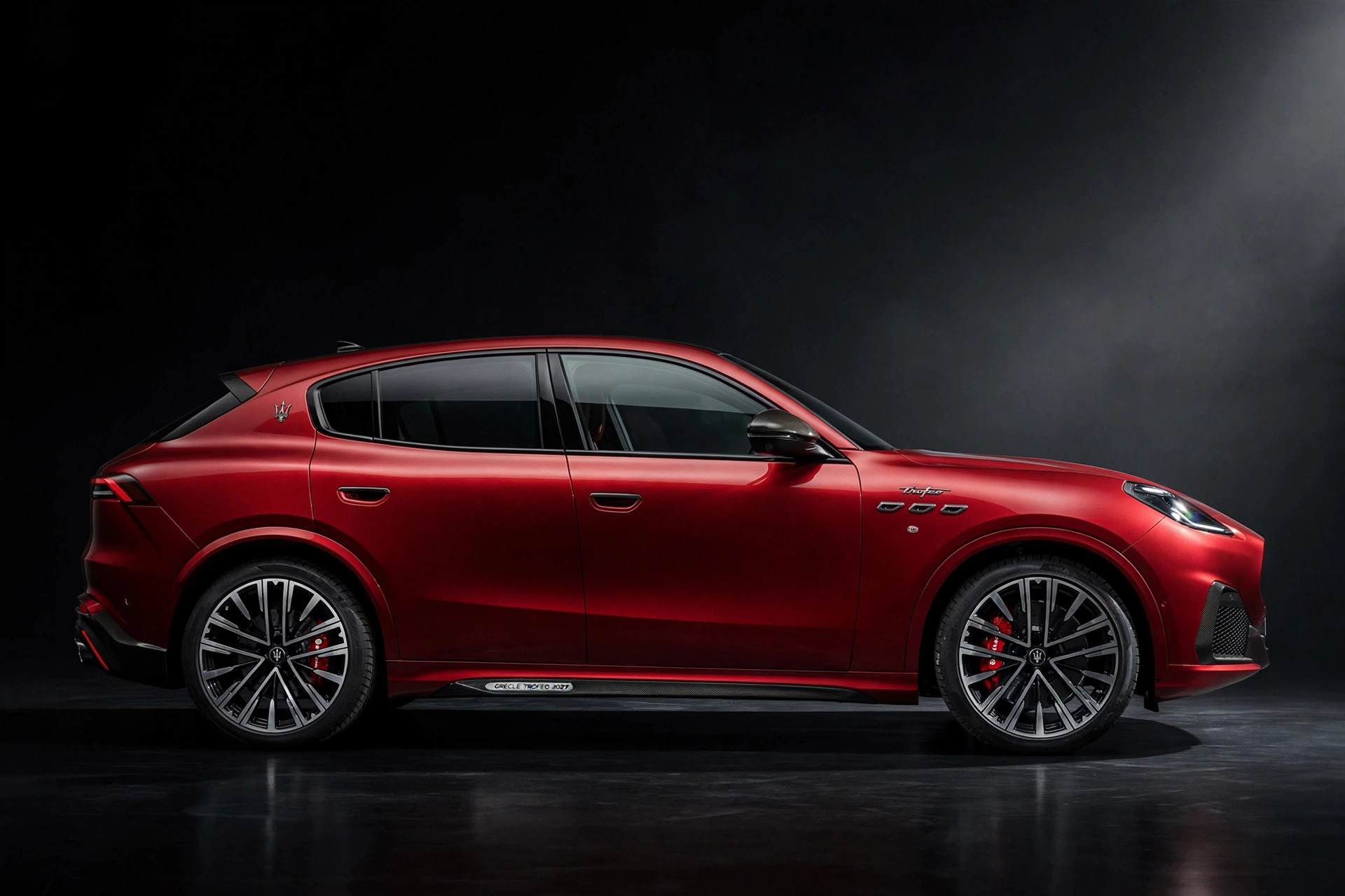 Maserati Grecale Trofeo 2027 rojo, vista lateral en estudio