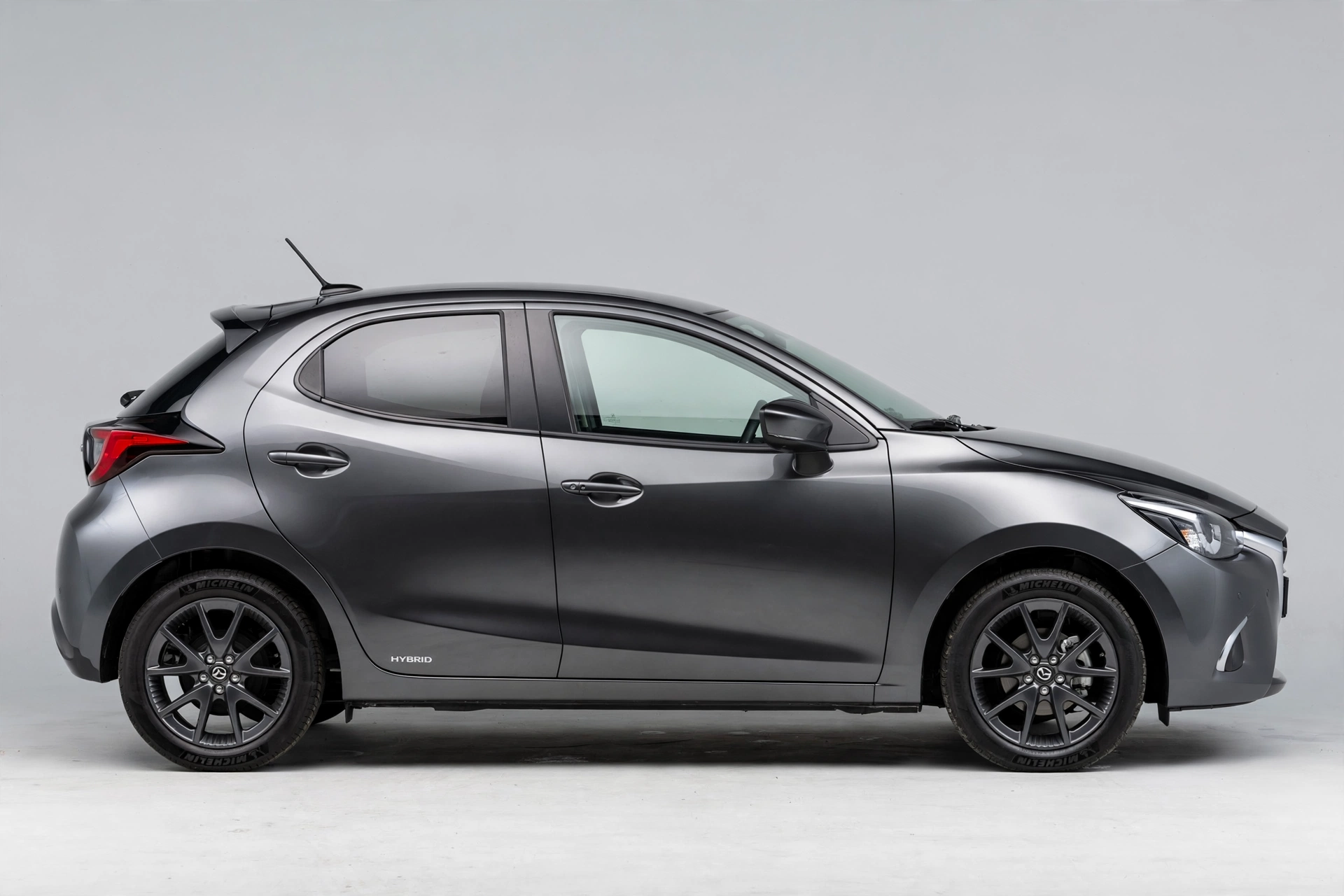 Mazda2 Hybrid 2026, vista lateral del utilitario híbrido
