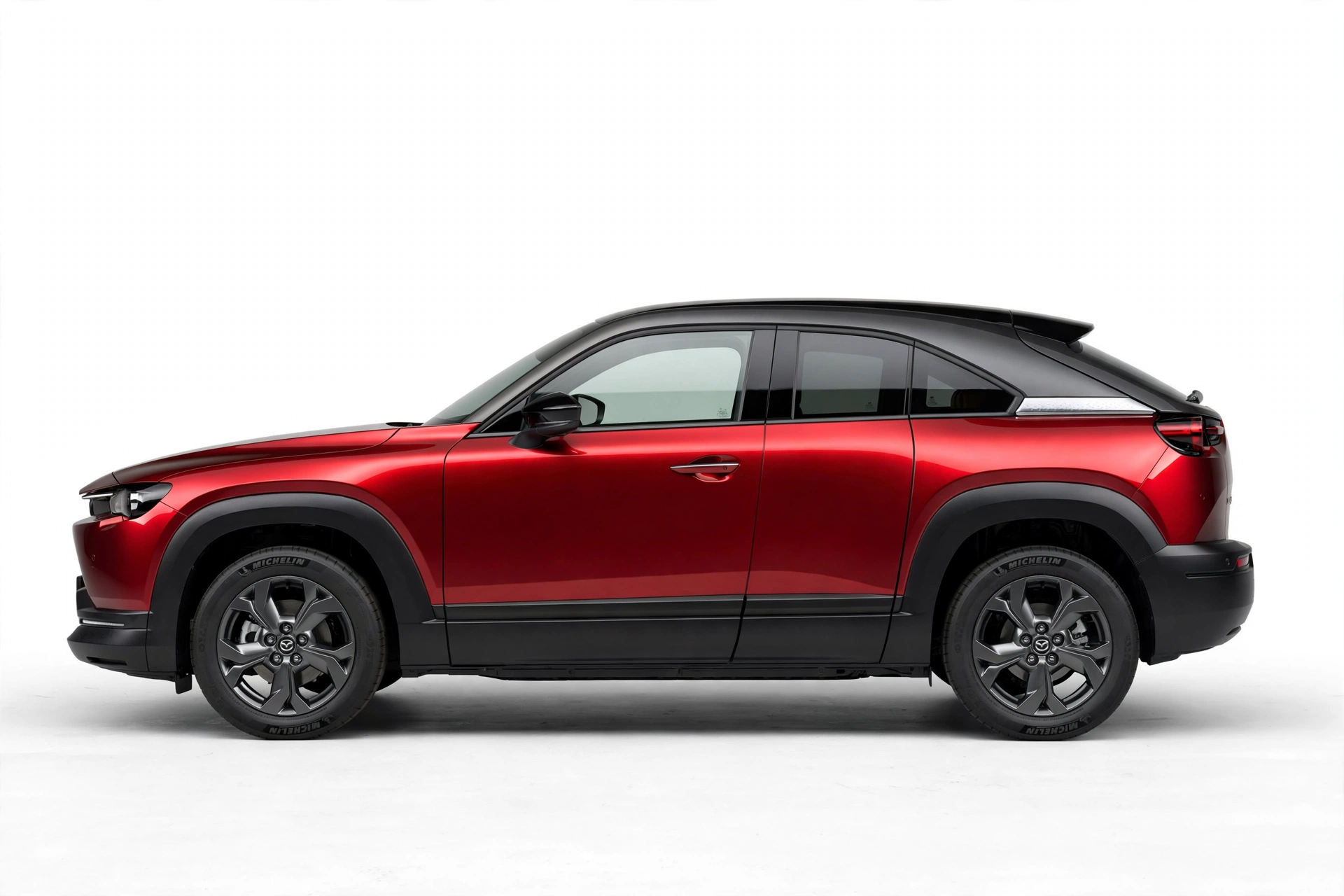 Mazda MX-30 R-EV 2026, vista lateral con puertas freestyle