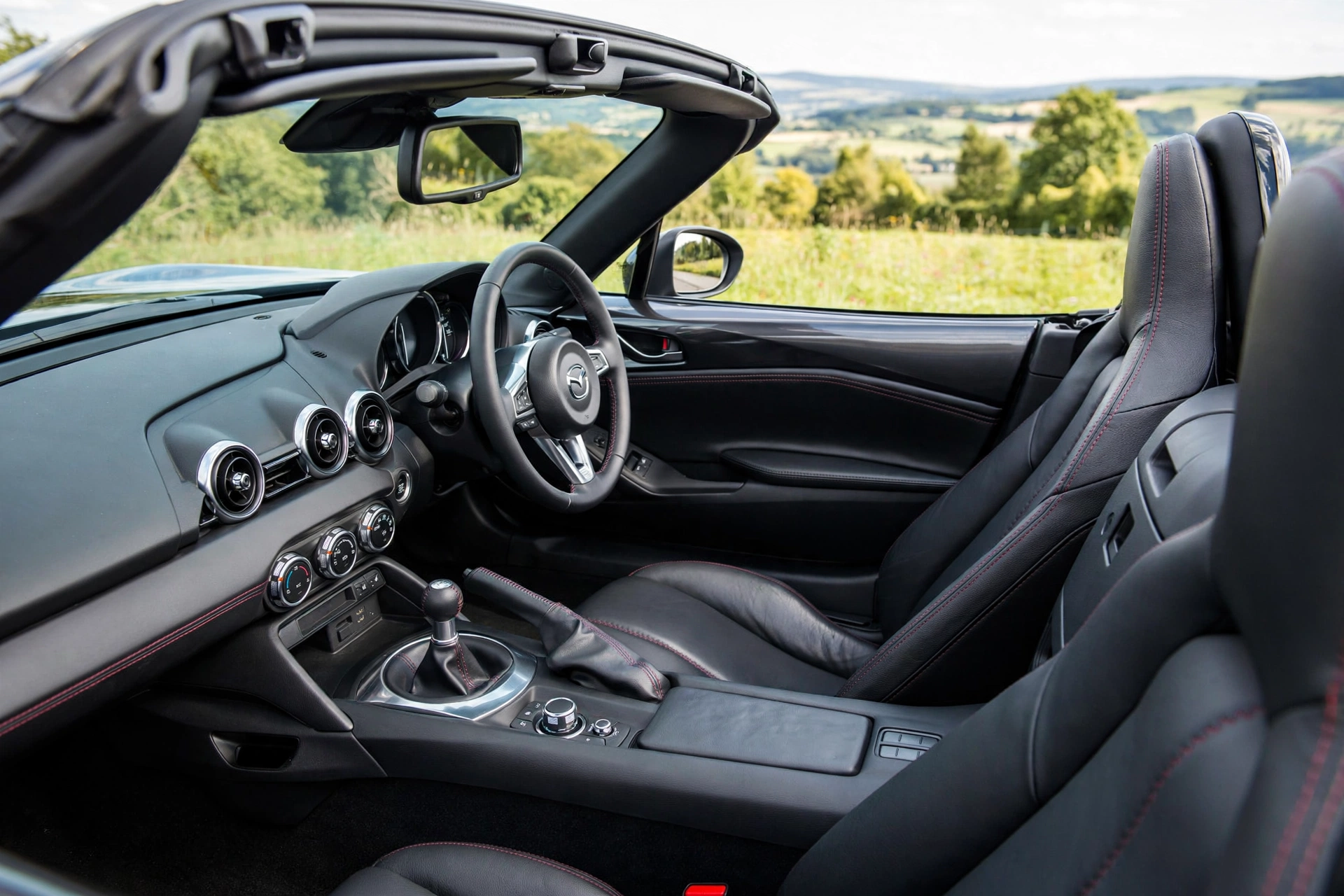 Interior oficial del Mazda MX-5 2.0 SKYACTIV-G