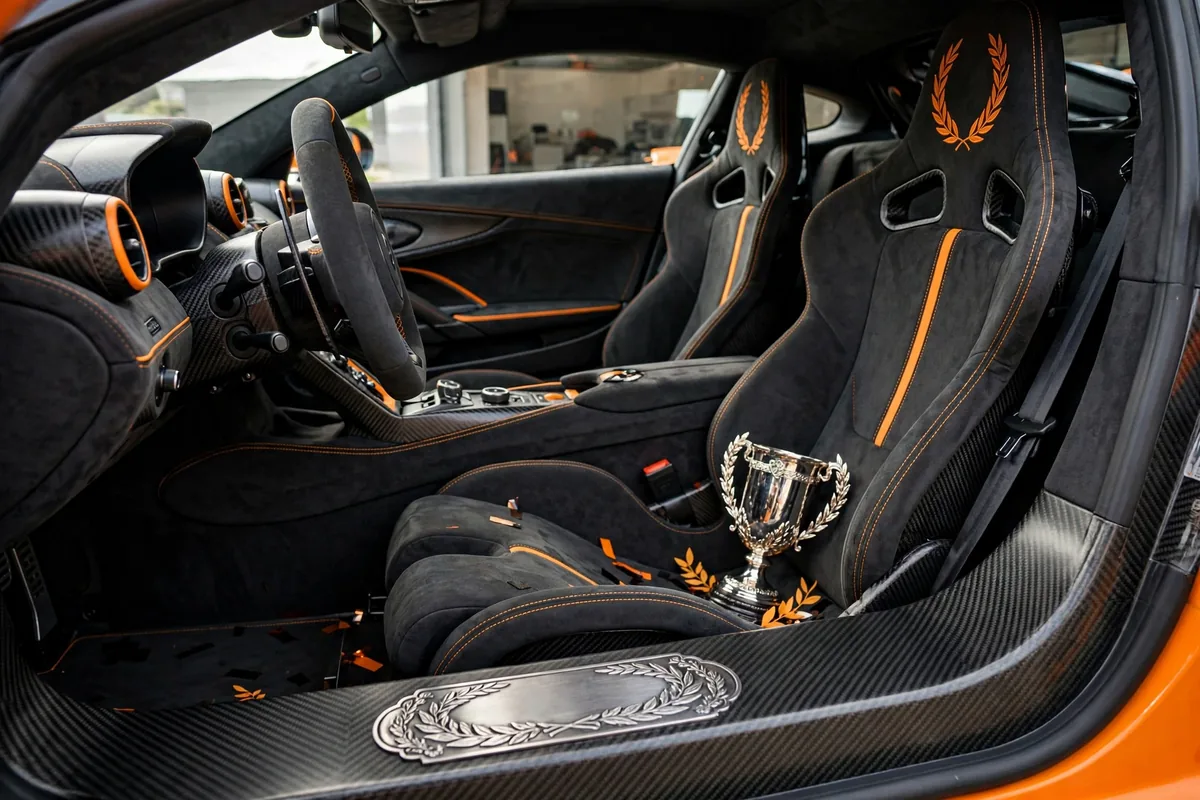 Interior oficial del McLaren 750S MCL38 Celebration Edition