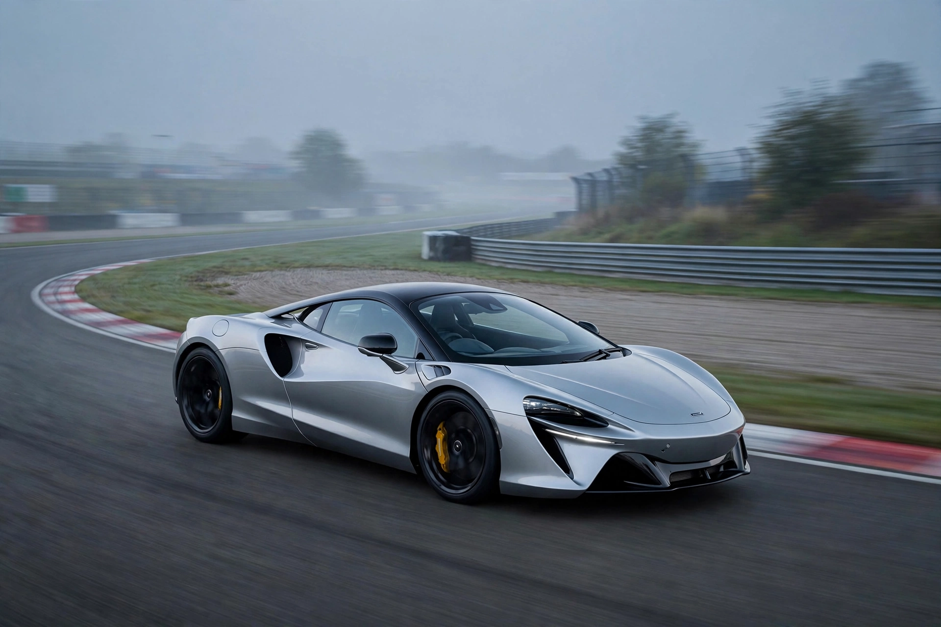 McLaren Artura en circuito al amanecer