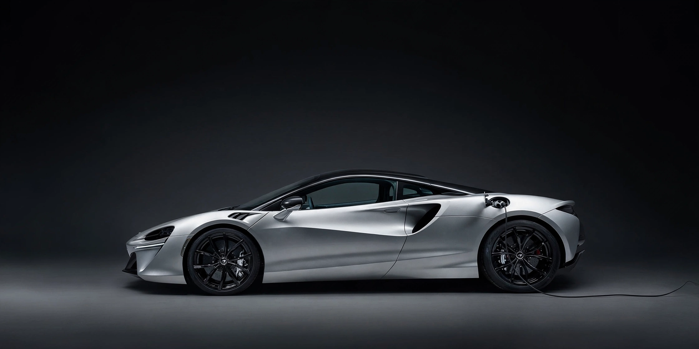 McLaren Artura, vista lateral en estudio