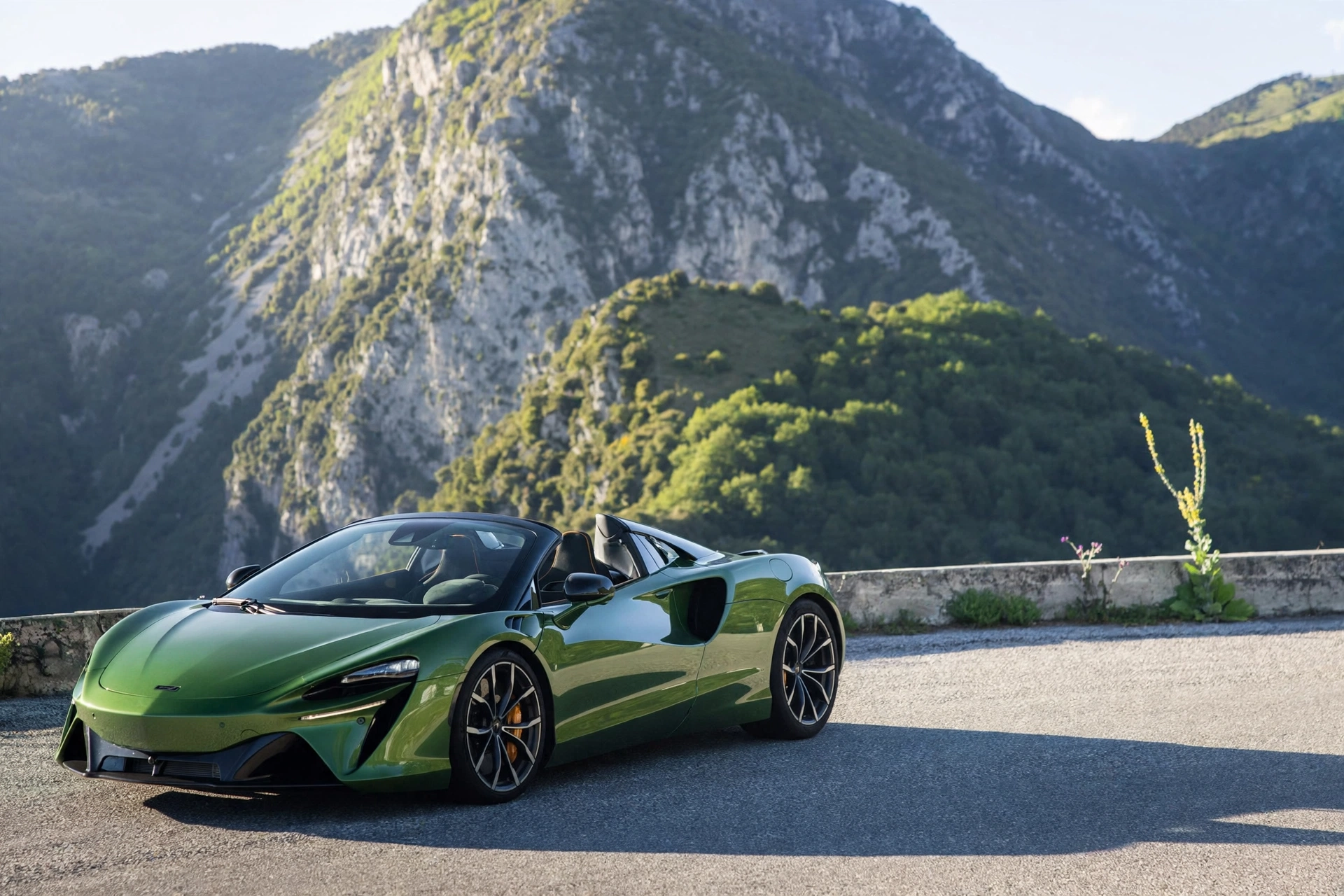 McLaren Artura Spider verde descapotado en puerto de montaña