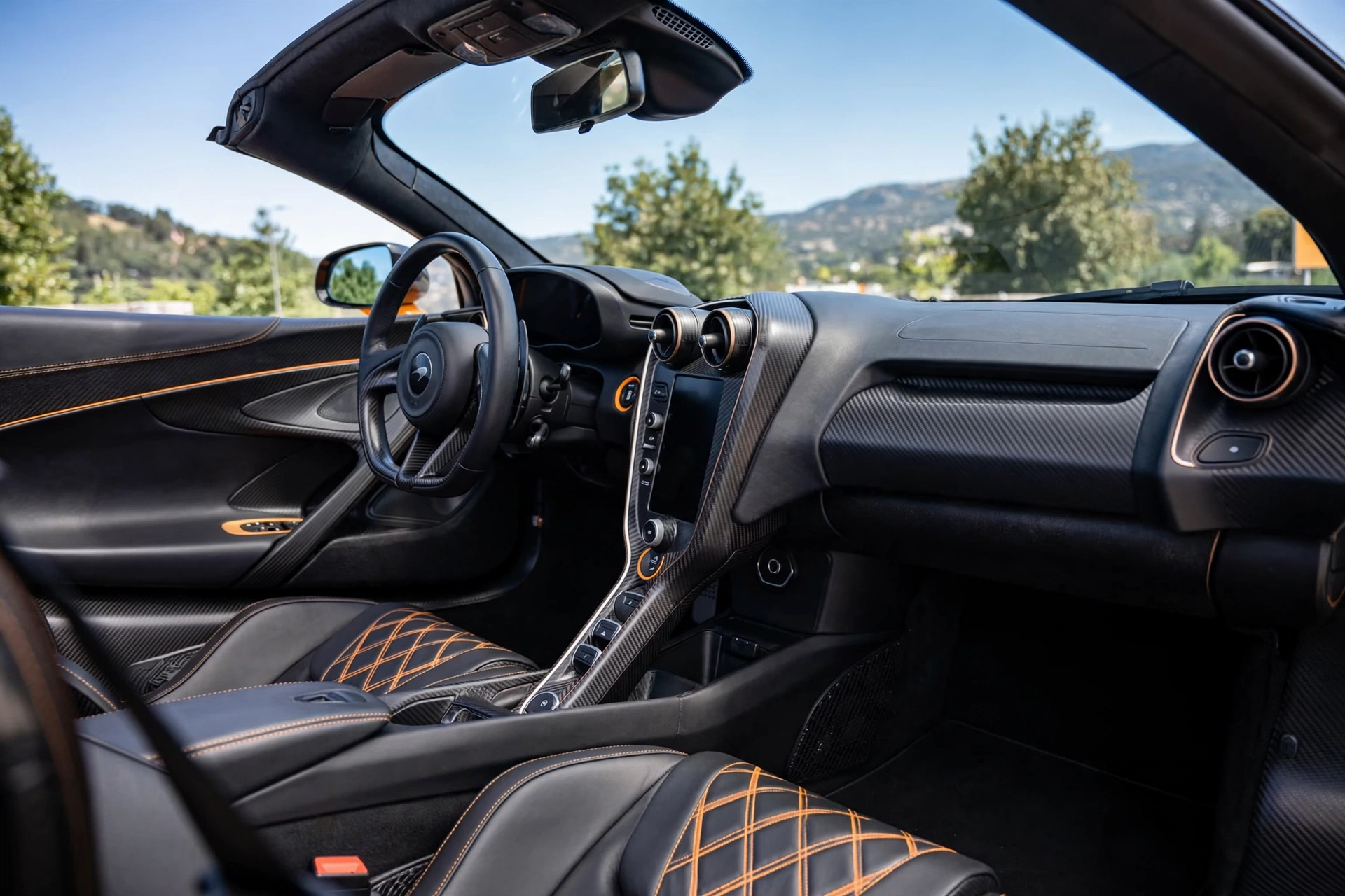 Interior del McLaren Artura Spider descapotado