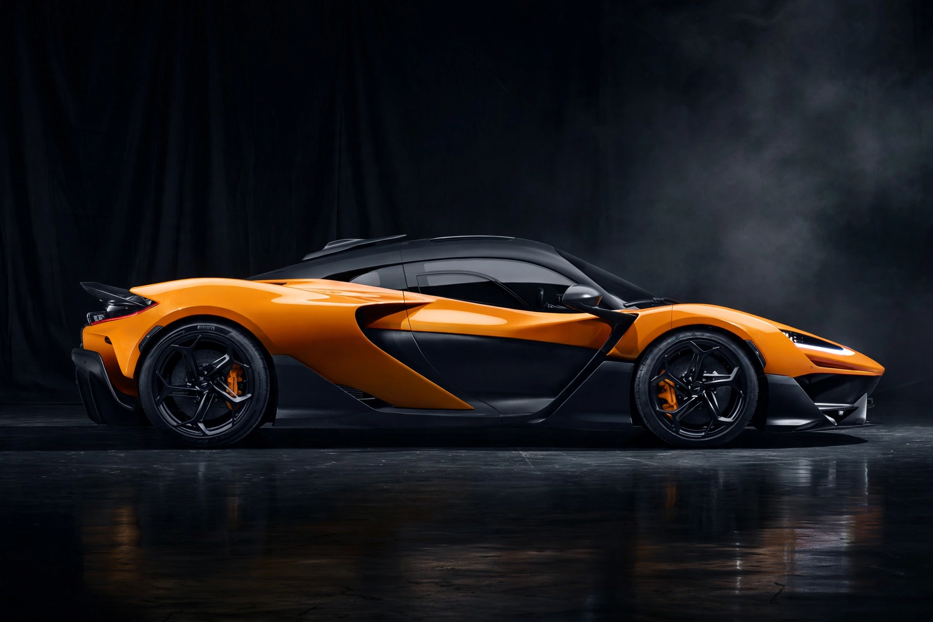 McLaren W1, vista lateral en estudio