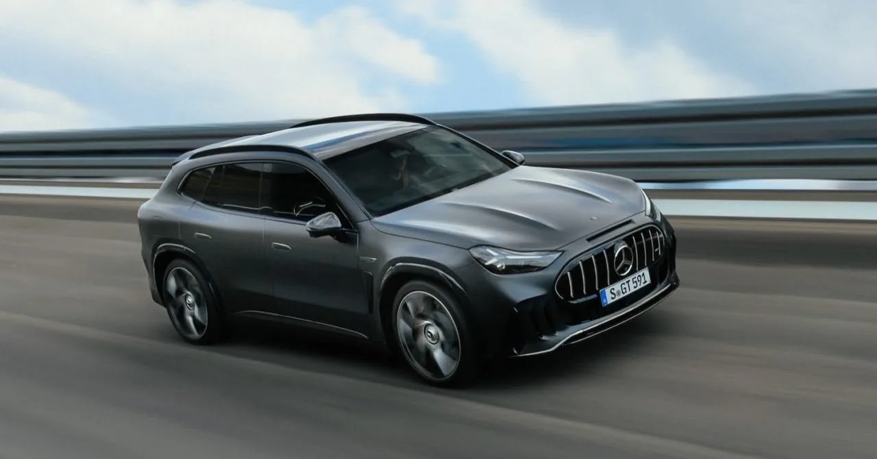 Mercedes-AMG GT SUV eléctrico 2027 en gris, vista delantera tres cuartos en circulación con la parrilla AMG de lamas verticales