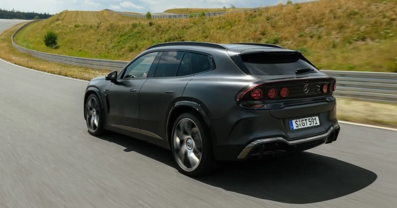 Mercedes-AMG GT SUV eléctrico 2027, vista trasera tres cuartos con los pilotos circulares y la matrícula S GT 591