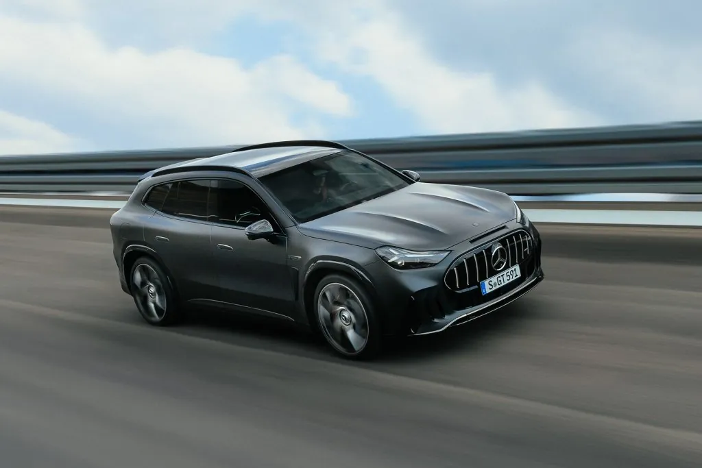 Mercedes-AMG GT SUV eléctrico en gris en marcha, vista delantera tres cuartos