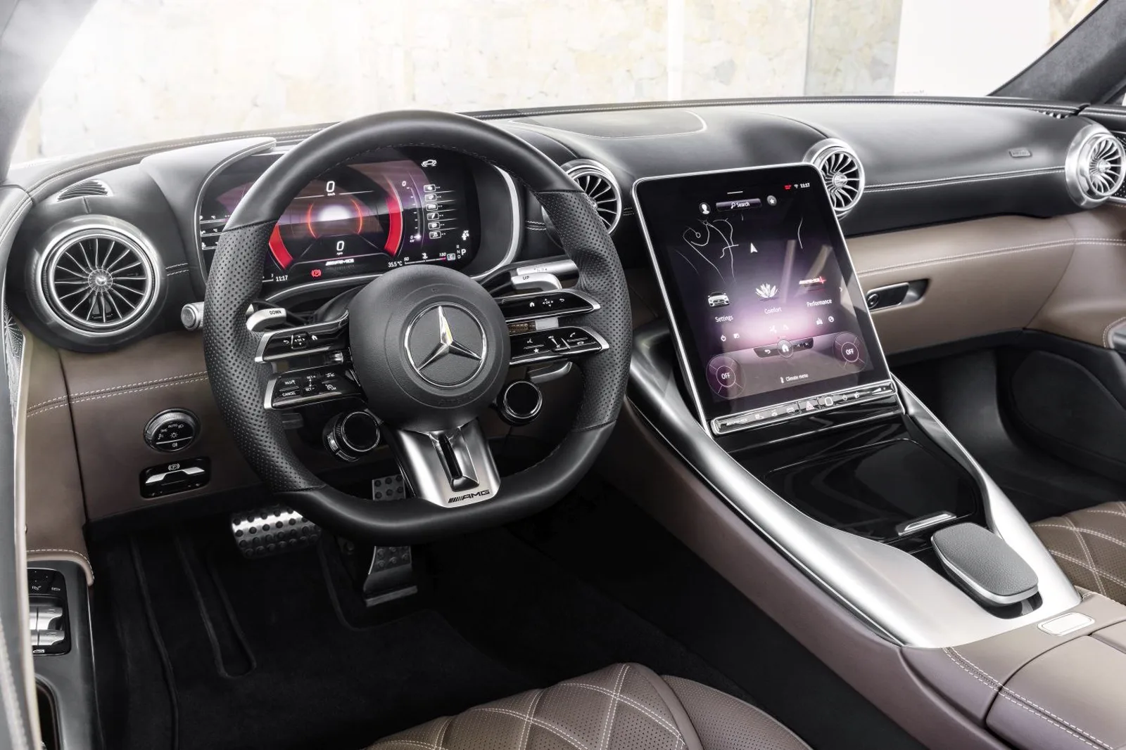Interior del Mercedes-AMG SL 63 con volante AMG y pantalla MBUX