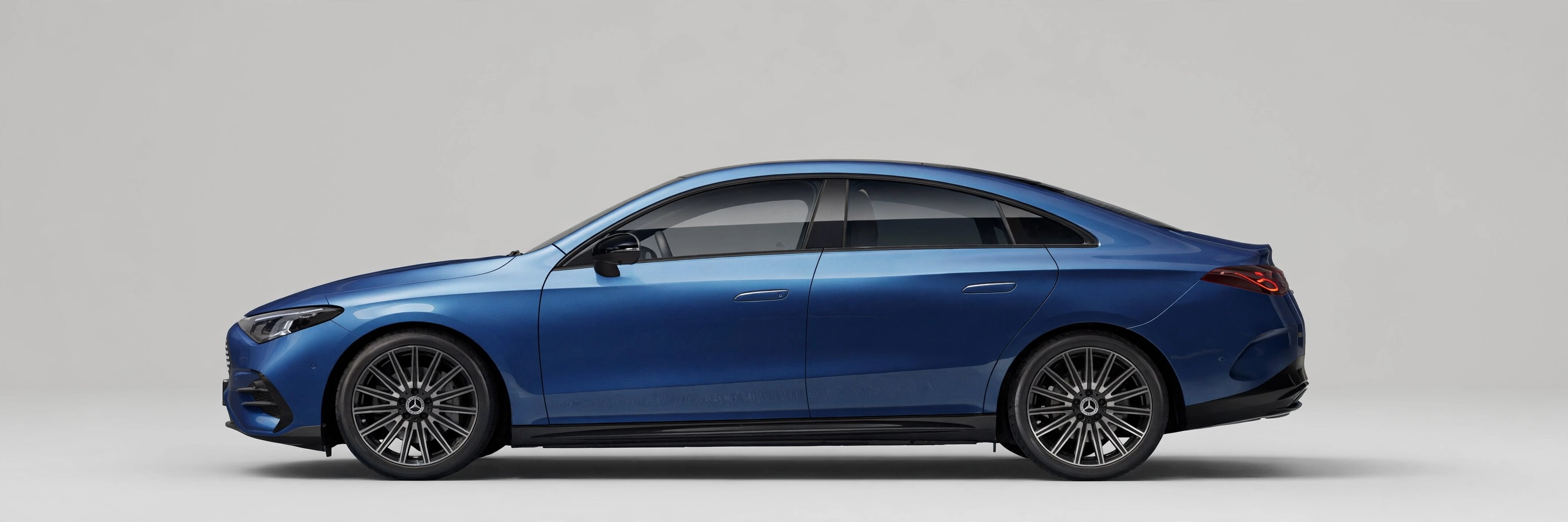 Nuevo Mercedes CLA 200 eléctrico, vista lateral de la berlina coupé