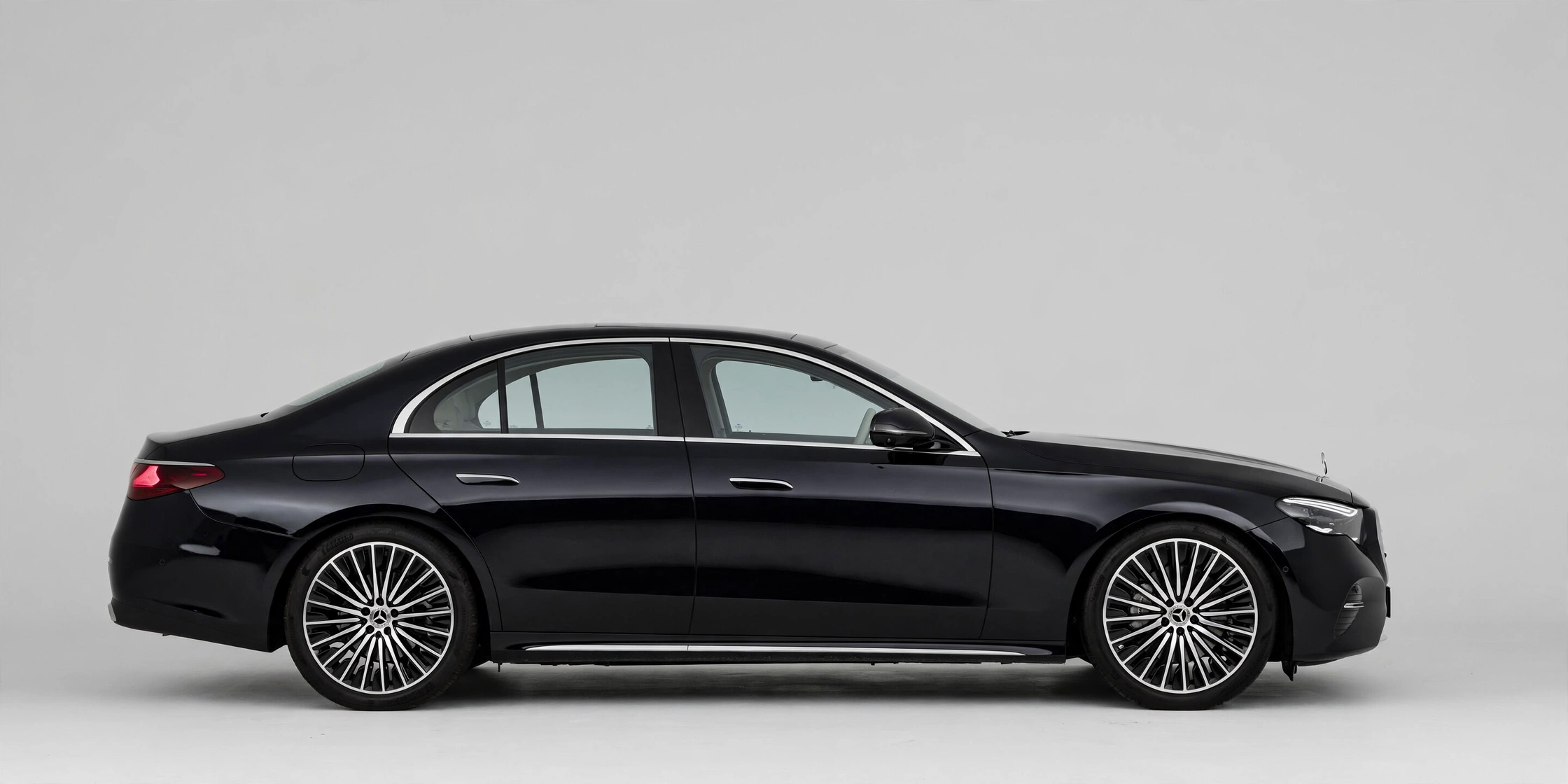 Mercedes Clase E 220 d, vista lateral de la berlina