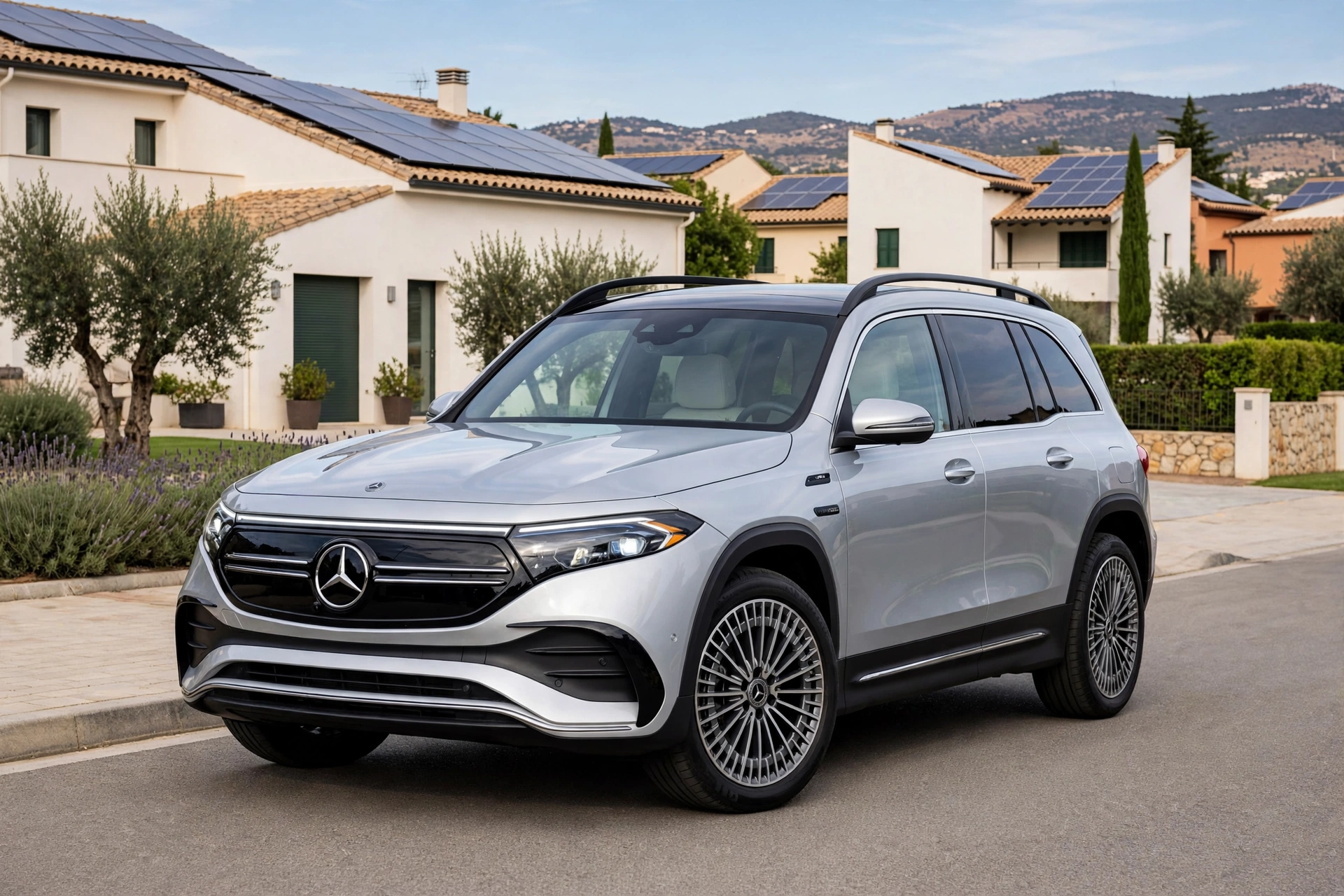 Mercedes EQB 350 4MATIC, SUV eléctrico familiar, vista tres cuartos