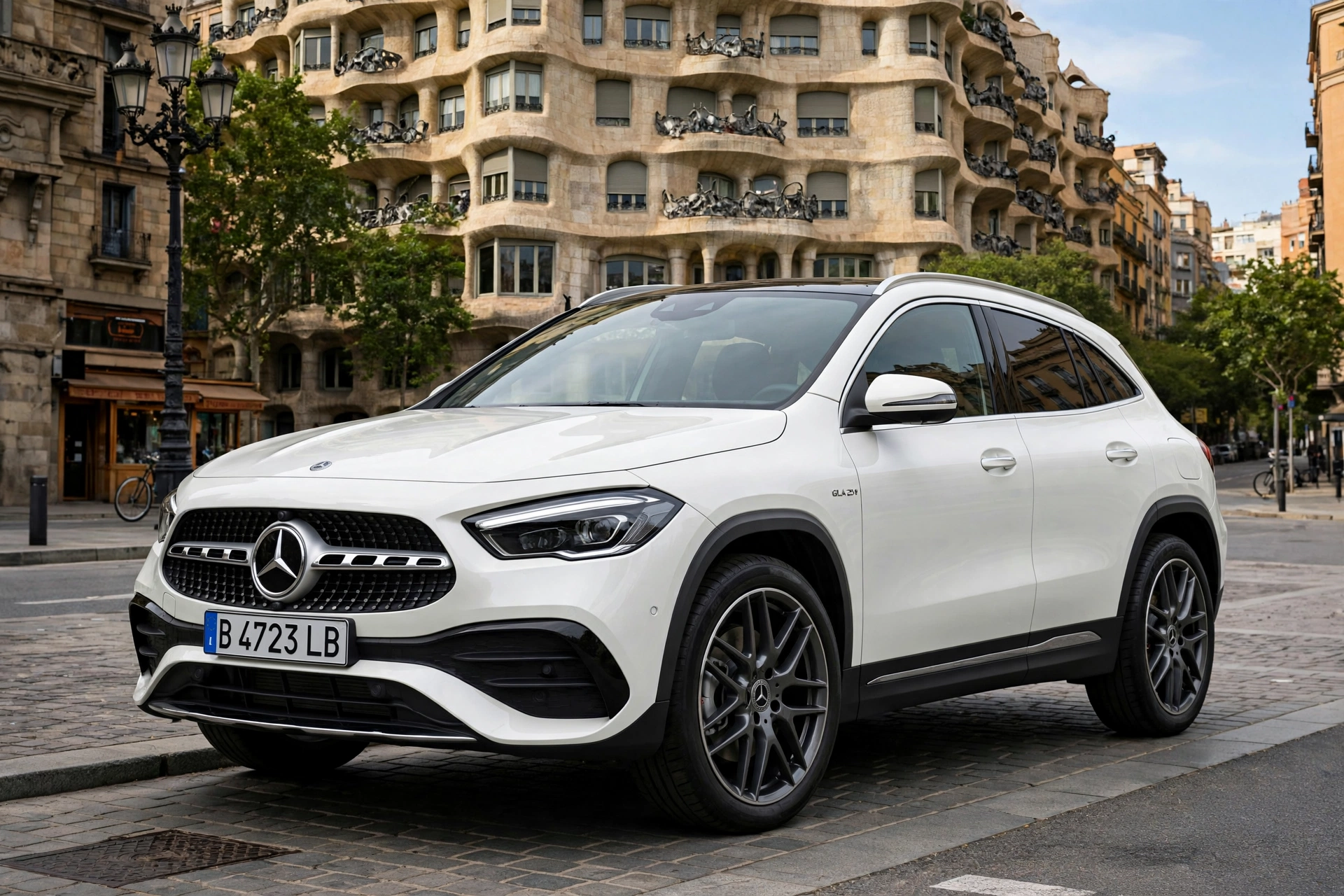 Mercedes GLA 200 SUV compacto en color blanco, vista tres cuartos delantera