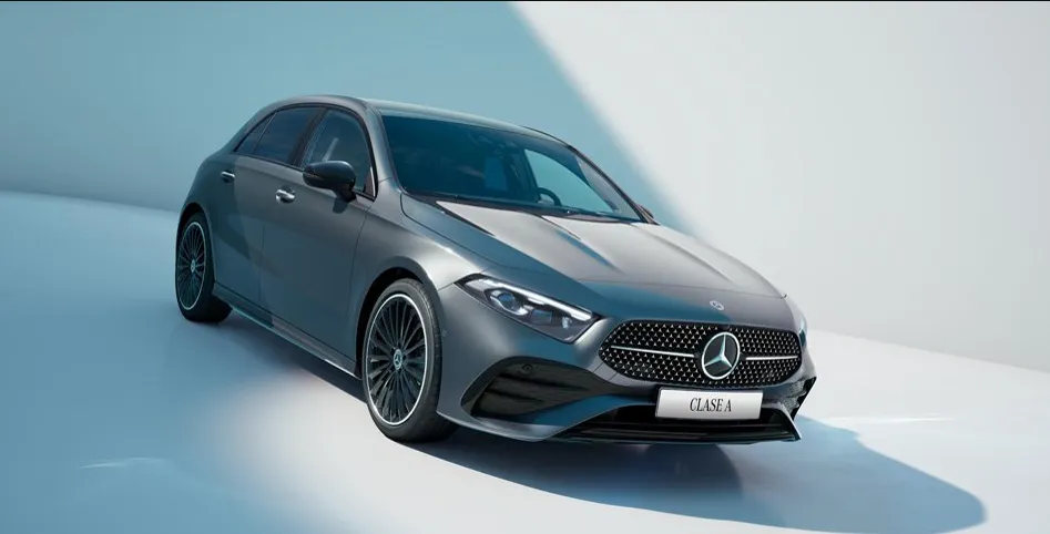 Mercedes-Benz Clase A 2025 gris, vista delantera tres cuartos, foto oficial