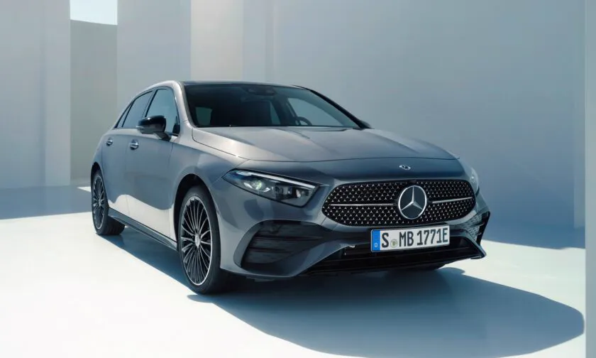 Mercedes-Benz Clase A 2025 gris en estudio, vista delantera tres cuartos