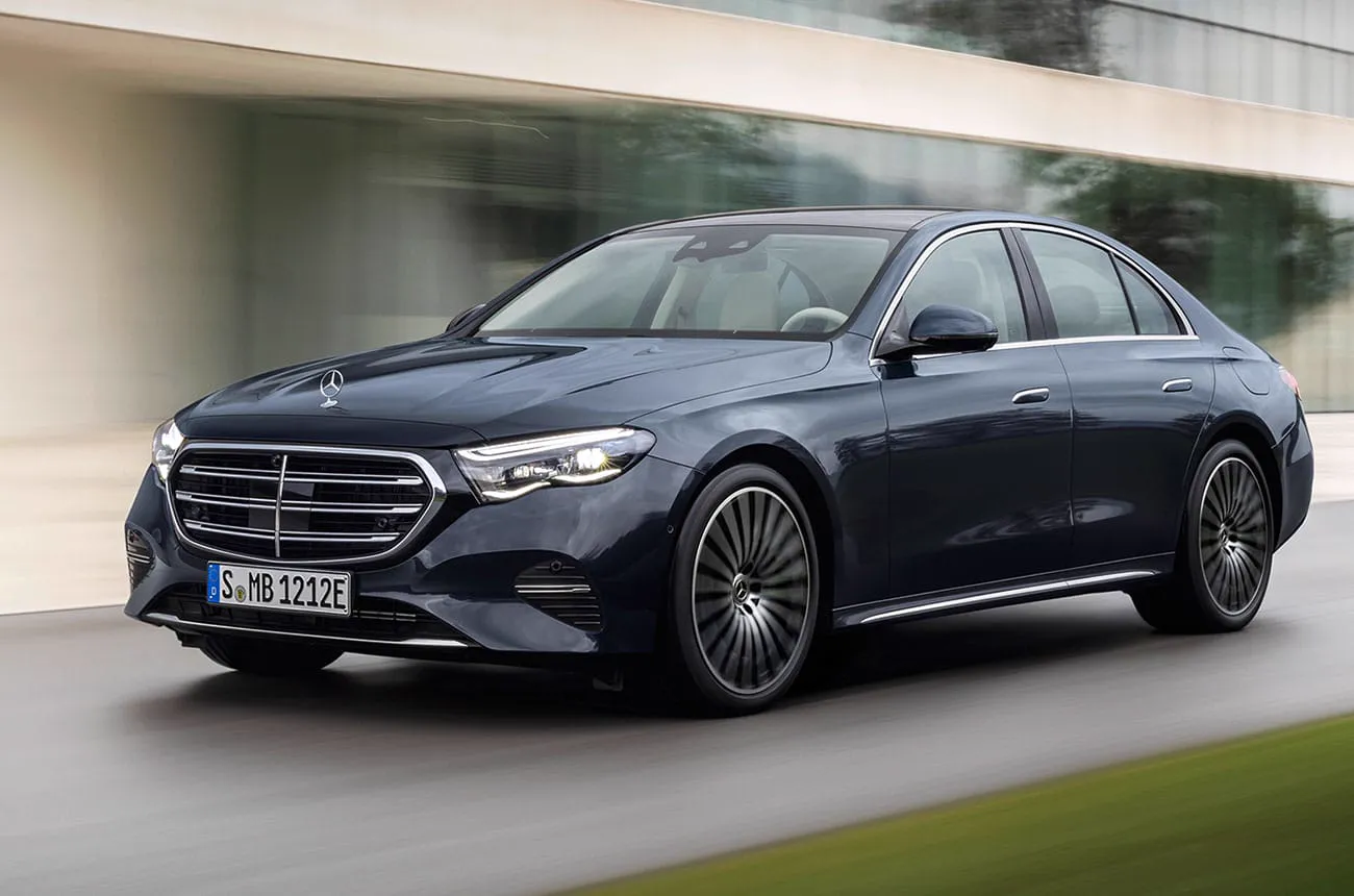 Mercedes-Benz Clase E 2025 (W214) azul oscuro en marcha, vista delantera tres cuartos, foto oficial de prensa
