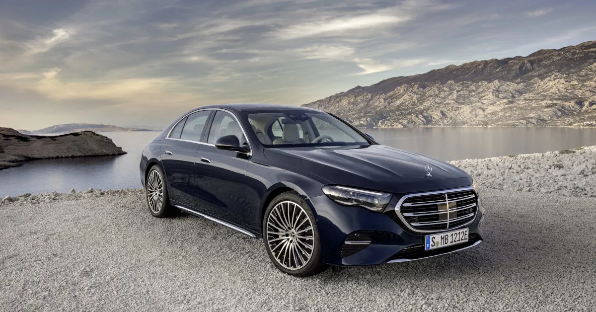 Mercedes-Benz Clase E 2025 (W214) azul oscuro estático, vista delantera tres cuartos